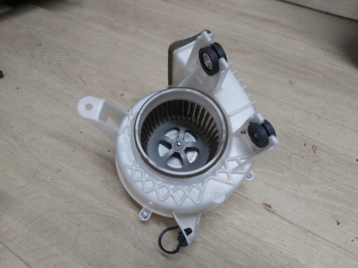 Toyota Auris II 1,8 ventilateur soufflerie batterie G9230-47070