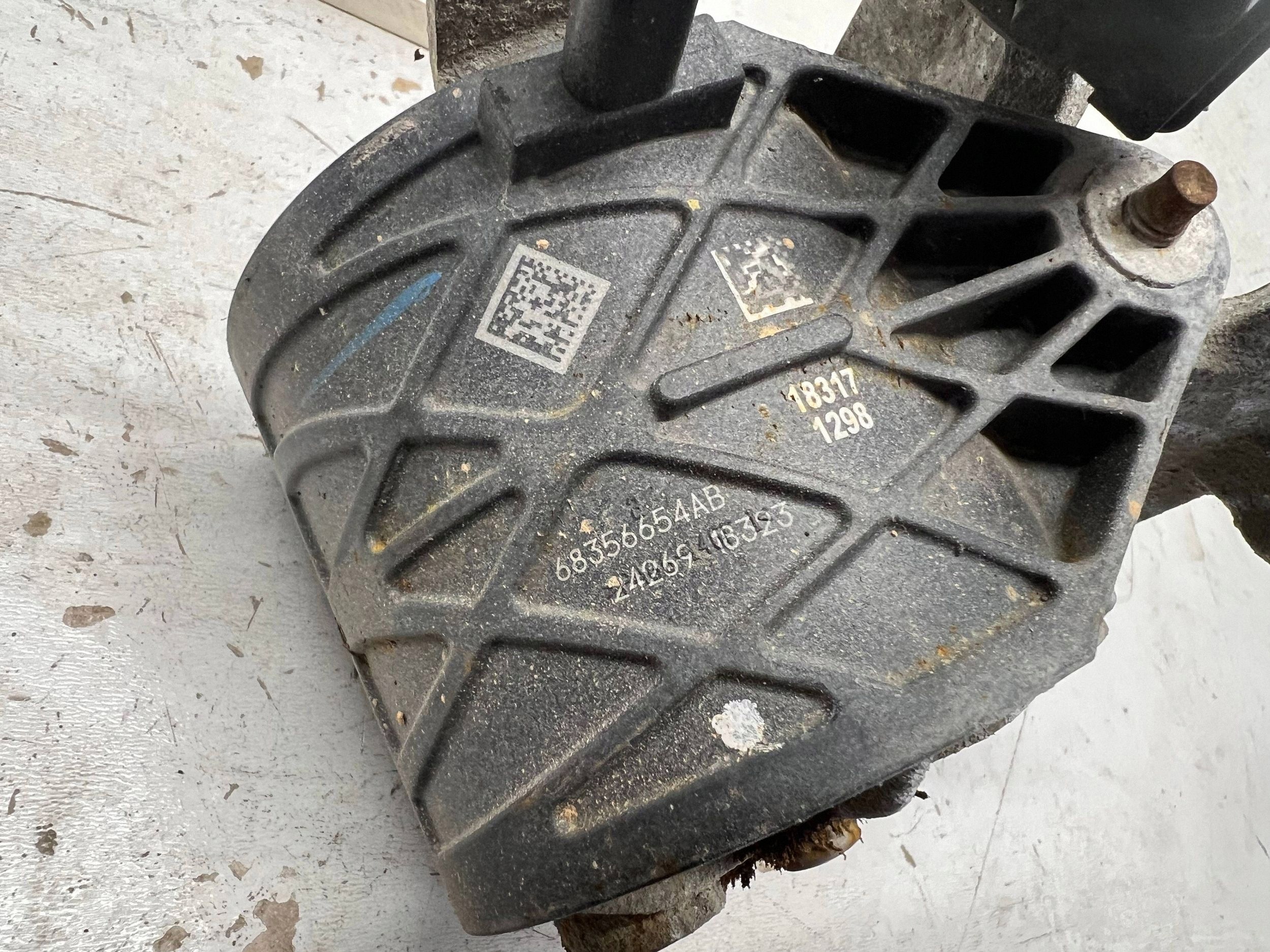 Dodge RAM 2019 Frontstoßdämpfer-Puffer OEM 68356654AB image 7