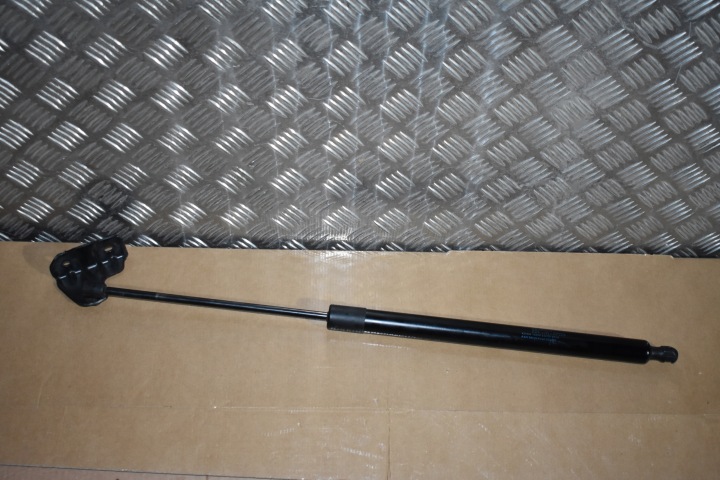 Takaluukun avaaja vasen Mercedes W447 1
