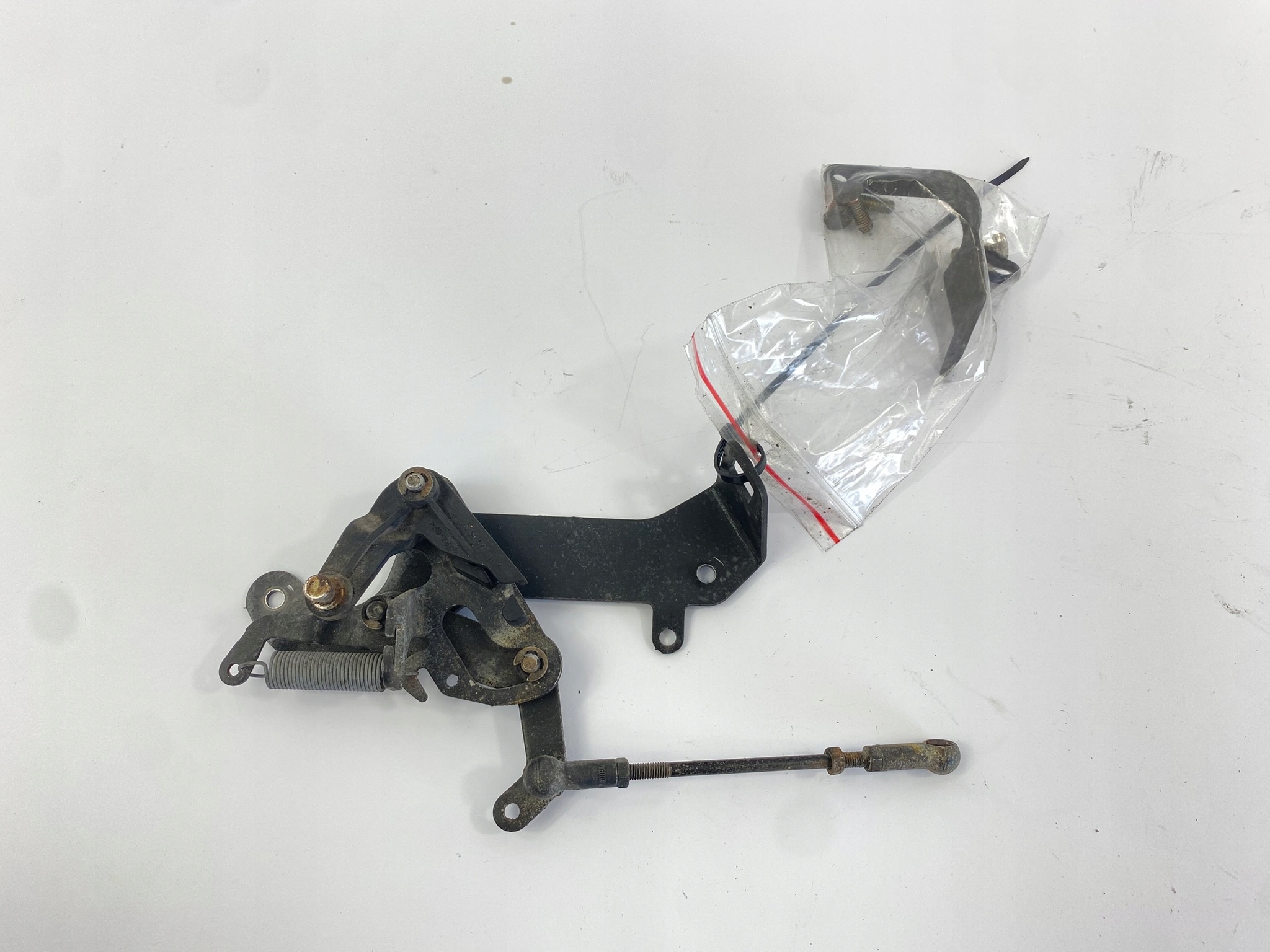 Mécanisme de liaison des gaz Mercedes W124 M111 image 2