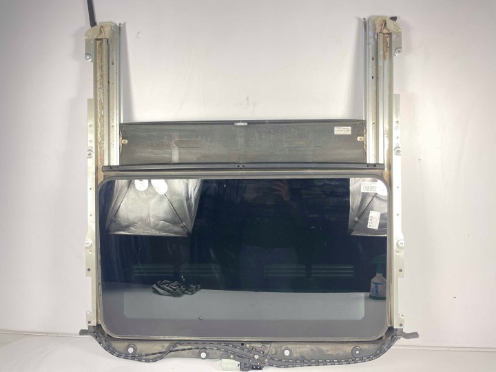 Säilytysluukku Mercedes W204 A2047800029