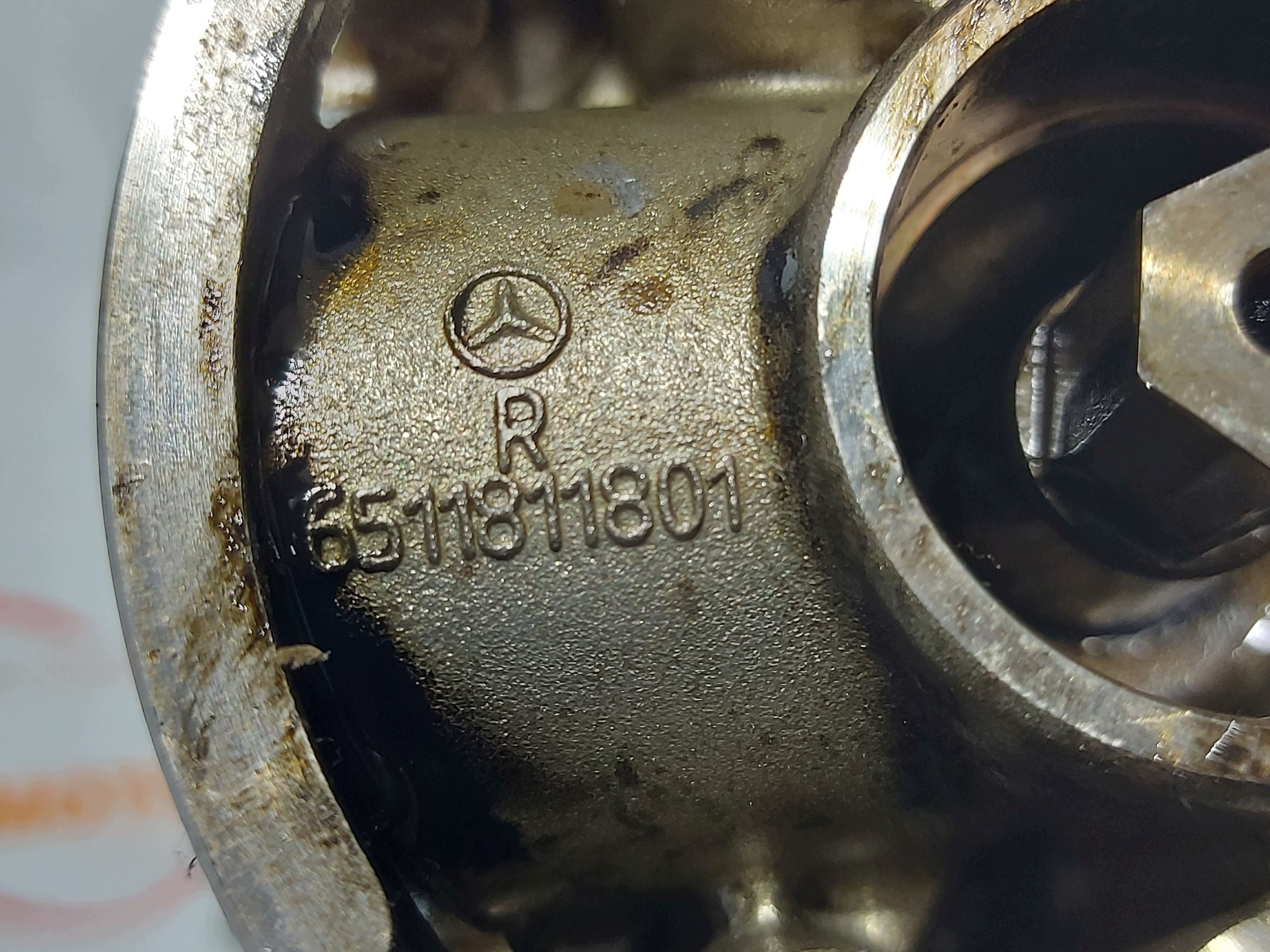 Bomba de aceite Mercedes OEM 6511811801 - Usada image 6