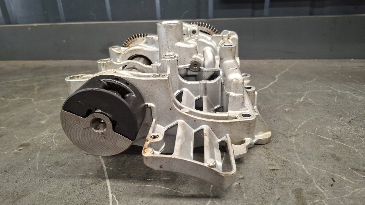 Oljepump Ford OE JX6G-6A305-AB - Begagnat skick image 3