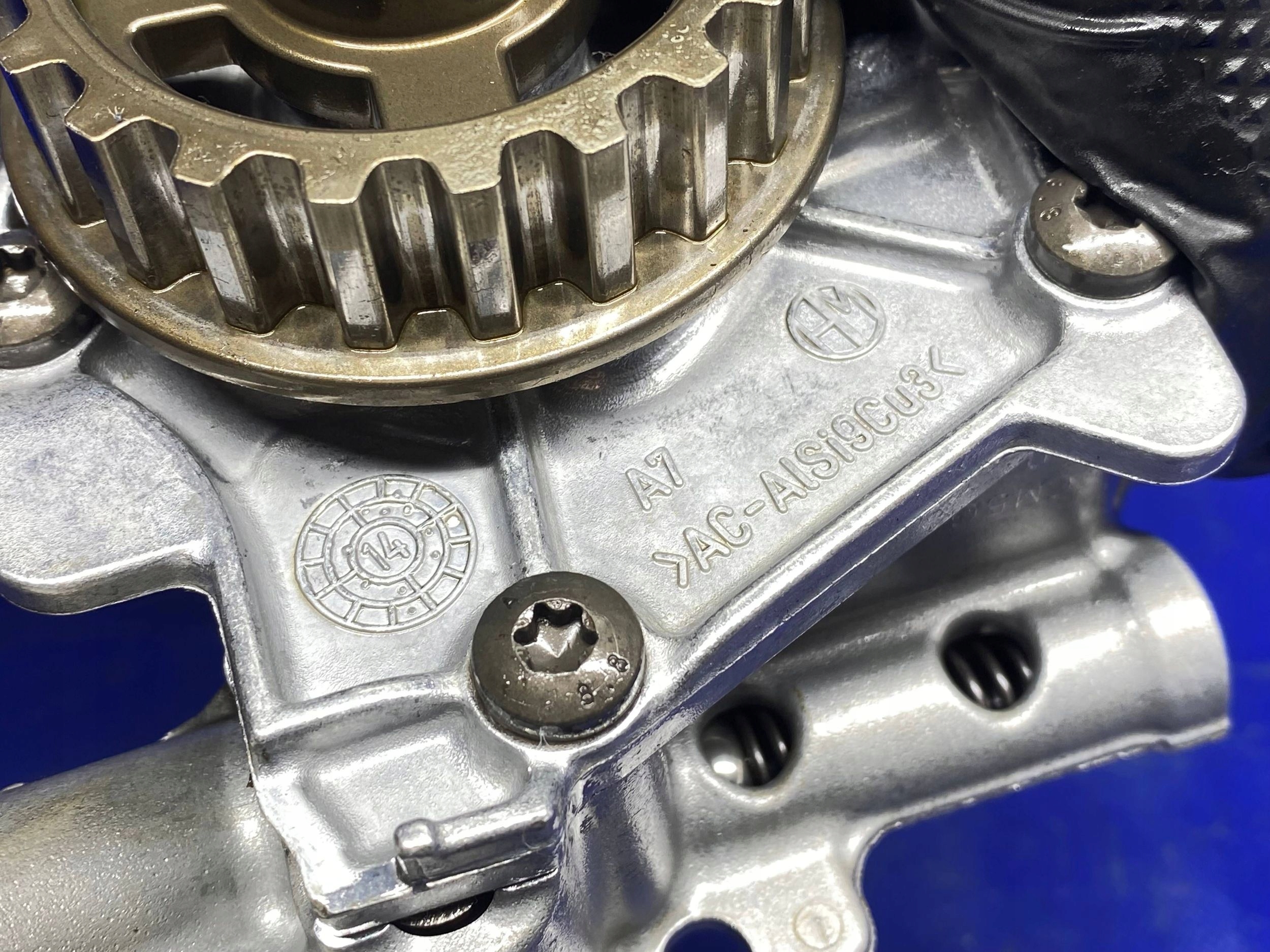 Bomba de aceite Ford OE CM5G6600DC - Estado usado image 8