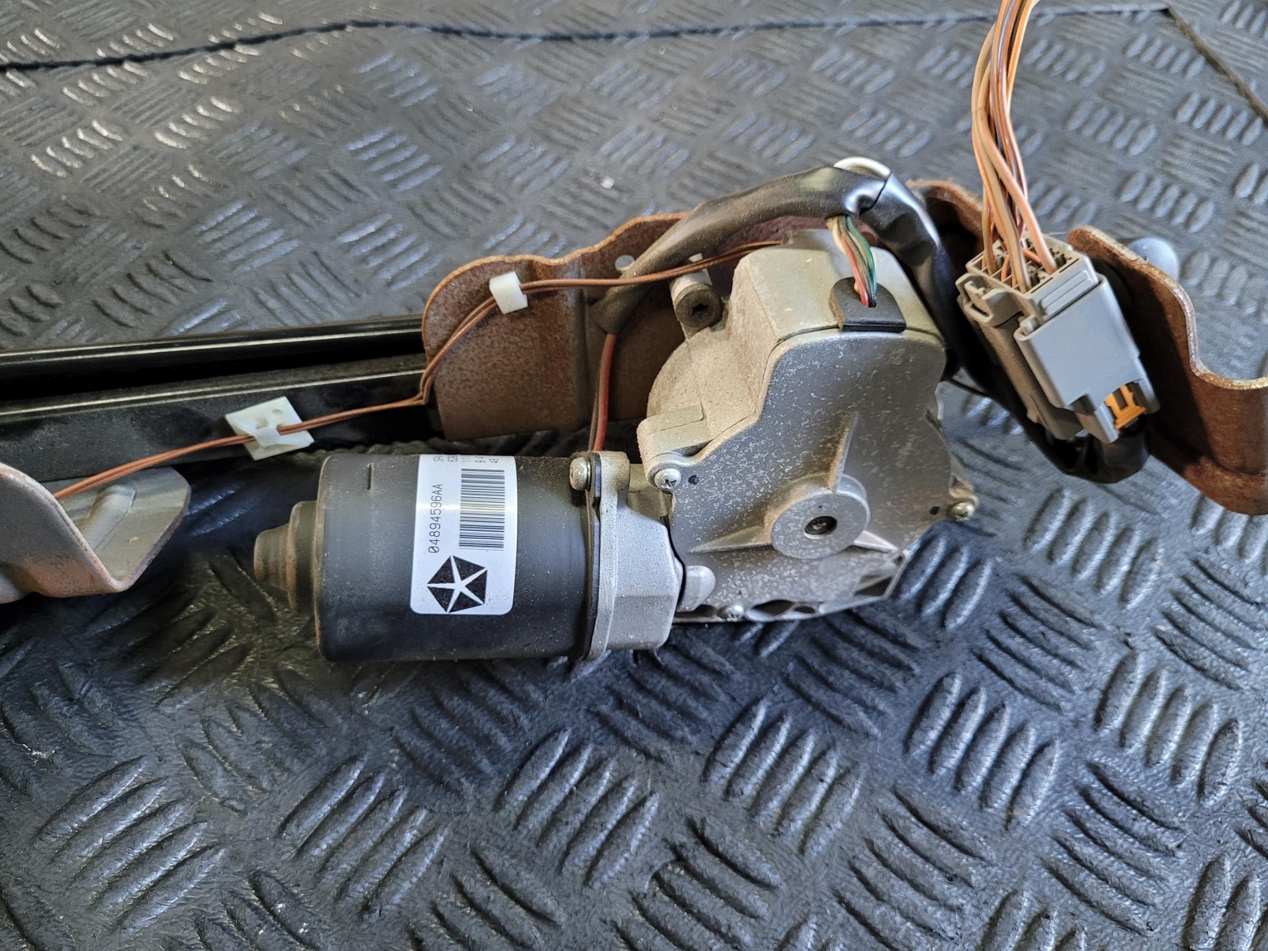 Achterklepmotor OEM 04894596AA links achter