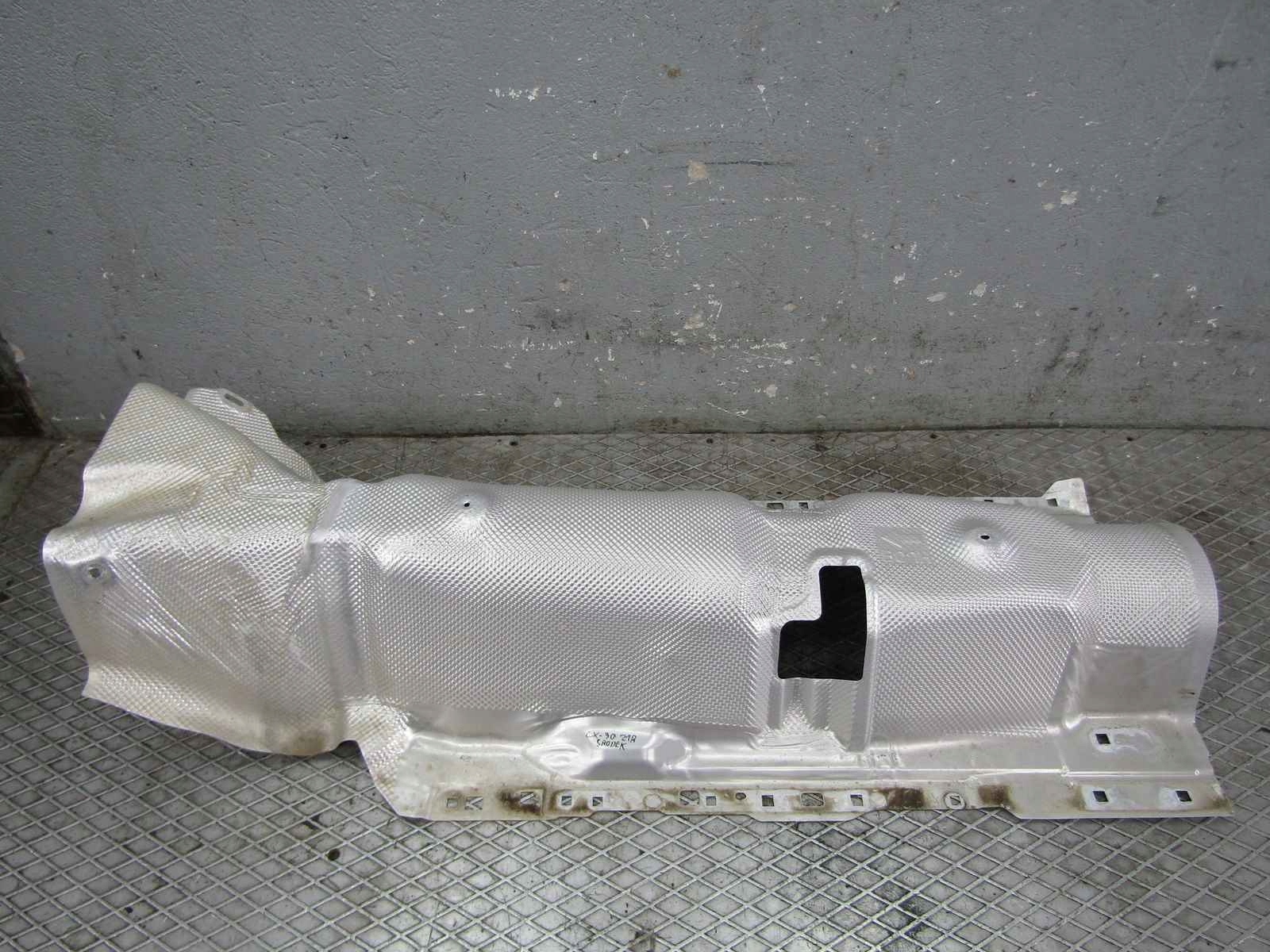 Mazda CX-30 21R cache thermique central capot image 4