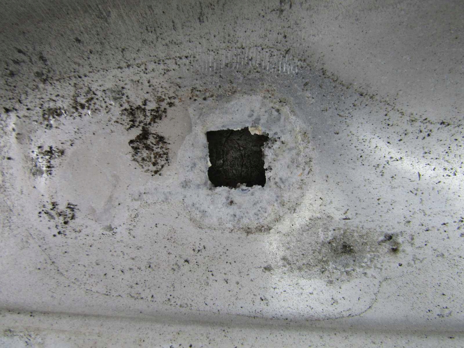 Mazda CX-30 21R cache thermique central capot image 5