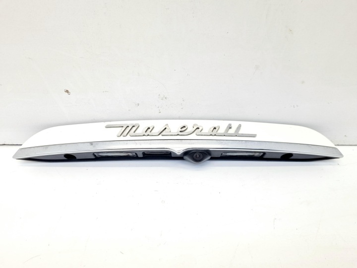 Maserati Ghibli takaluukun verhoilu rekisterikilven valo