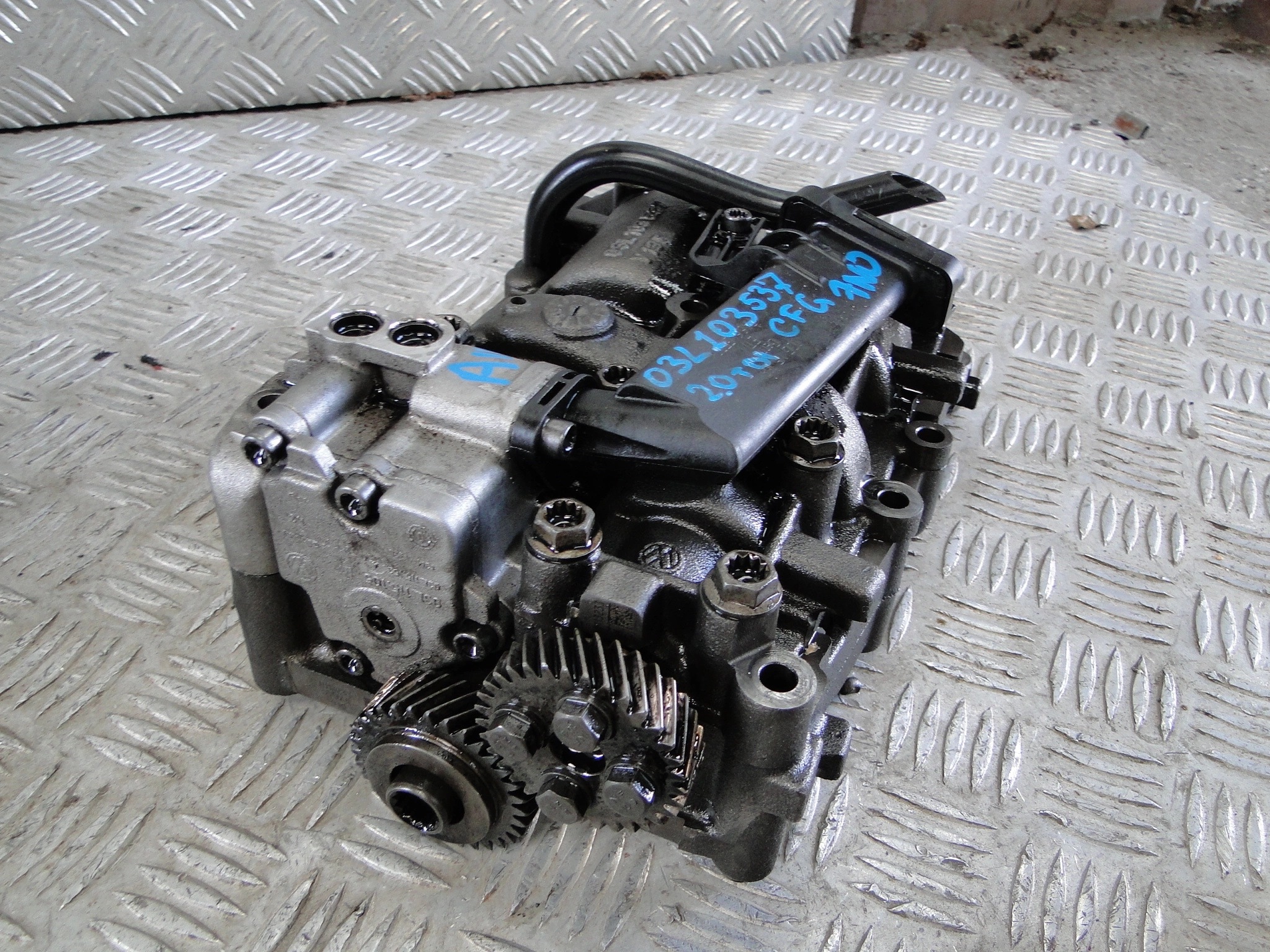 Öljypumppu OEM 03L103537 VW Audi 2.0 TDI:lle image 3