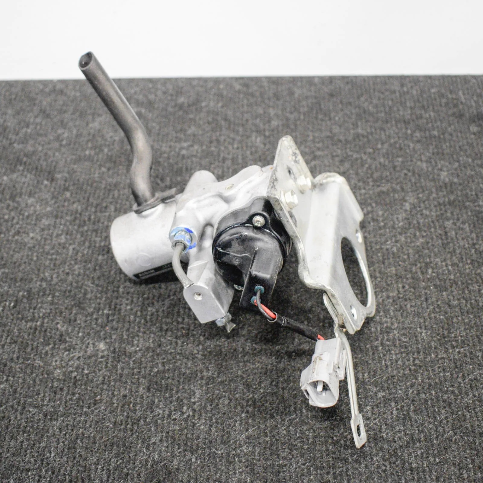 Lexus Jarru sylinteri OEM 13811010420 RX Hybridille