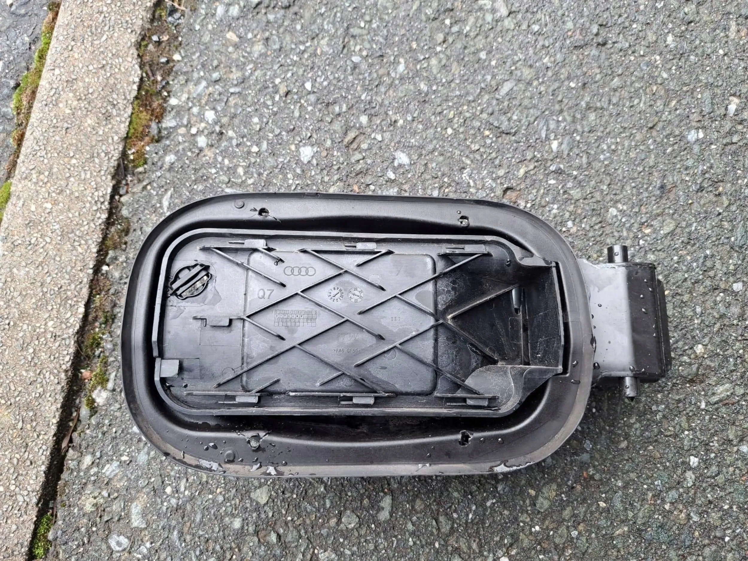 Tanklock OEM 4M0010508S för Audi Q2 2019 image 3