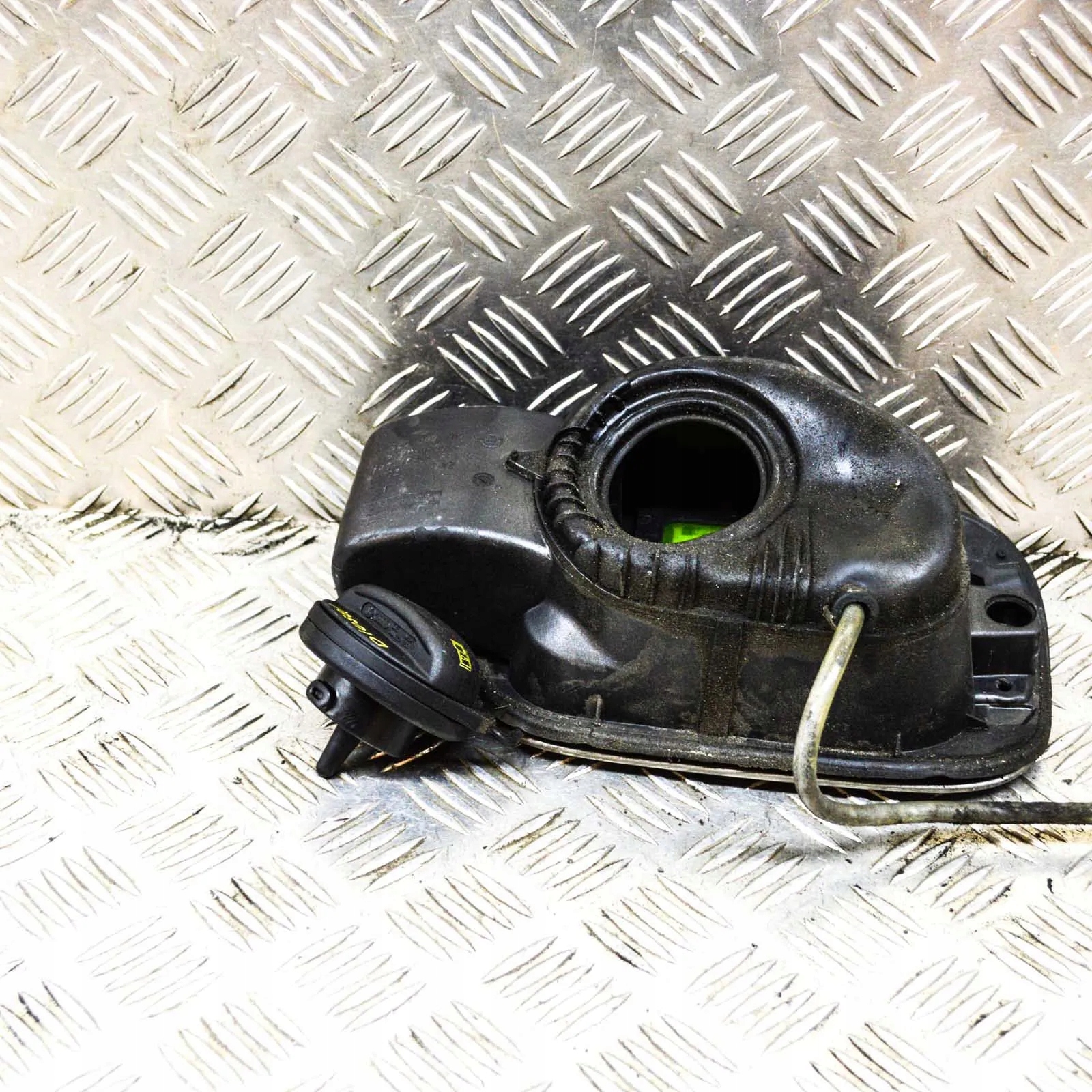 Polttoainesäiliön kansi OEM 5E9010872G Skoda Octavia III