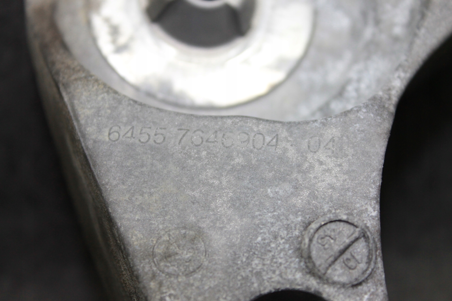 Suporte compressor BMW OEM 7646904 - Usado image 3