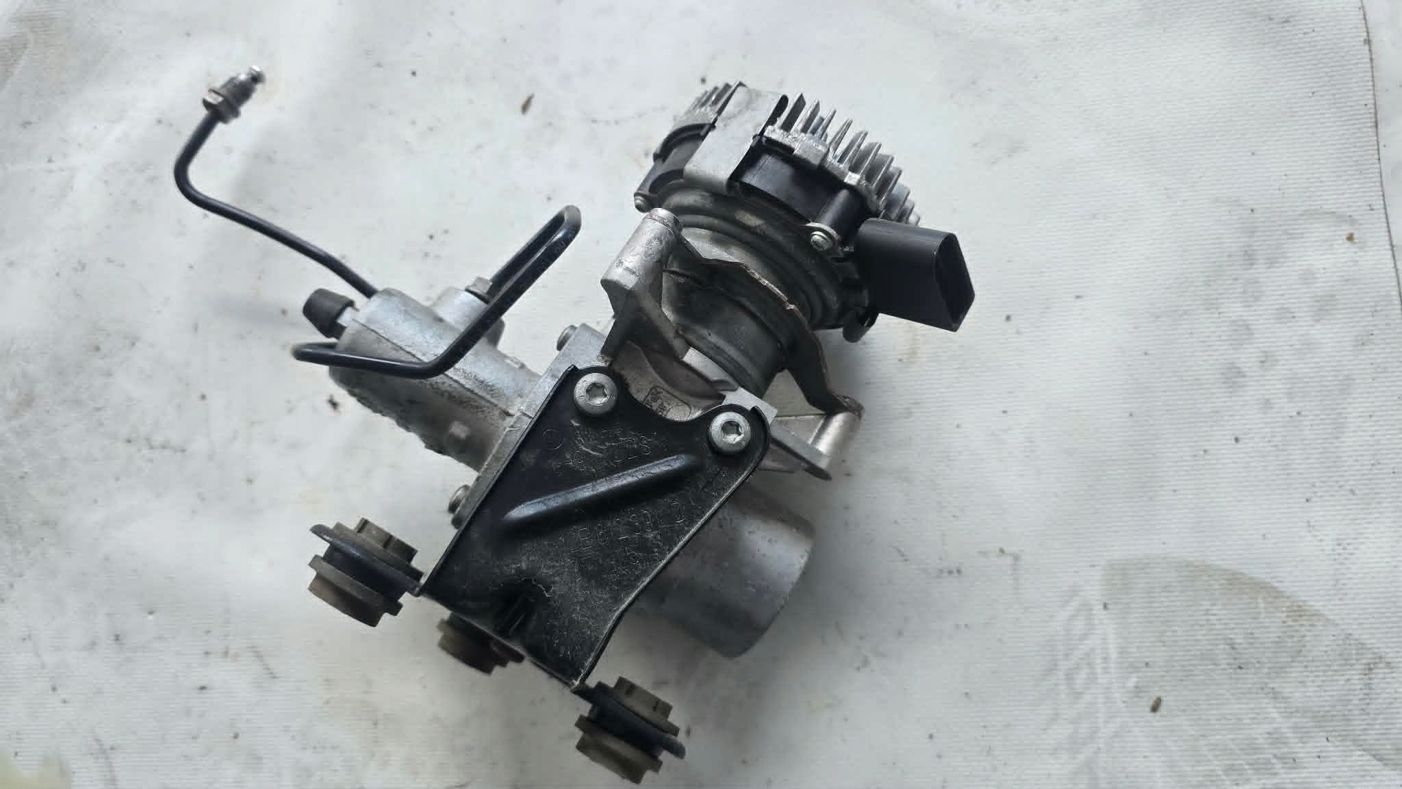 Jarru sylinteri OEM 0132018016 VW Golf VII:lle