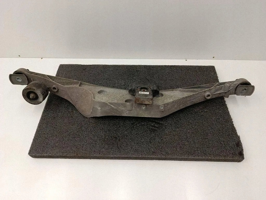 Taka-akselin vähennyslaakerin kiinnitys OEM 6868778 BMW:lle