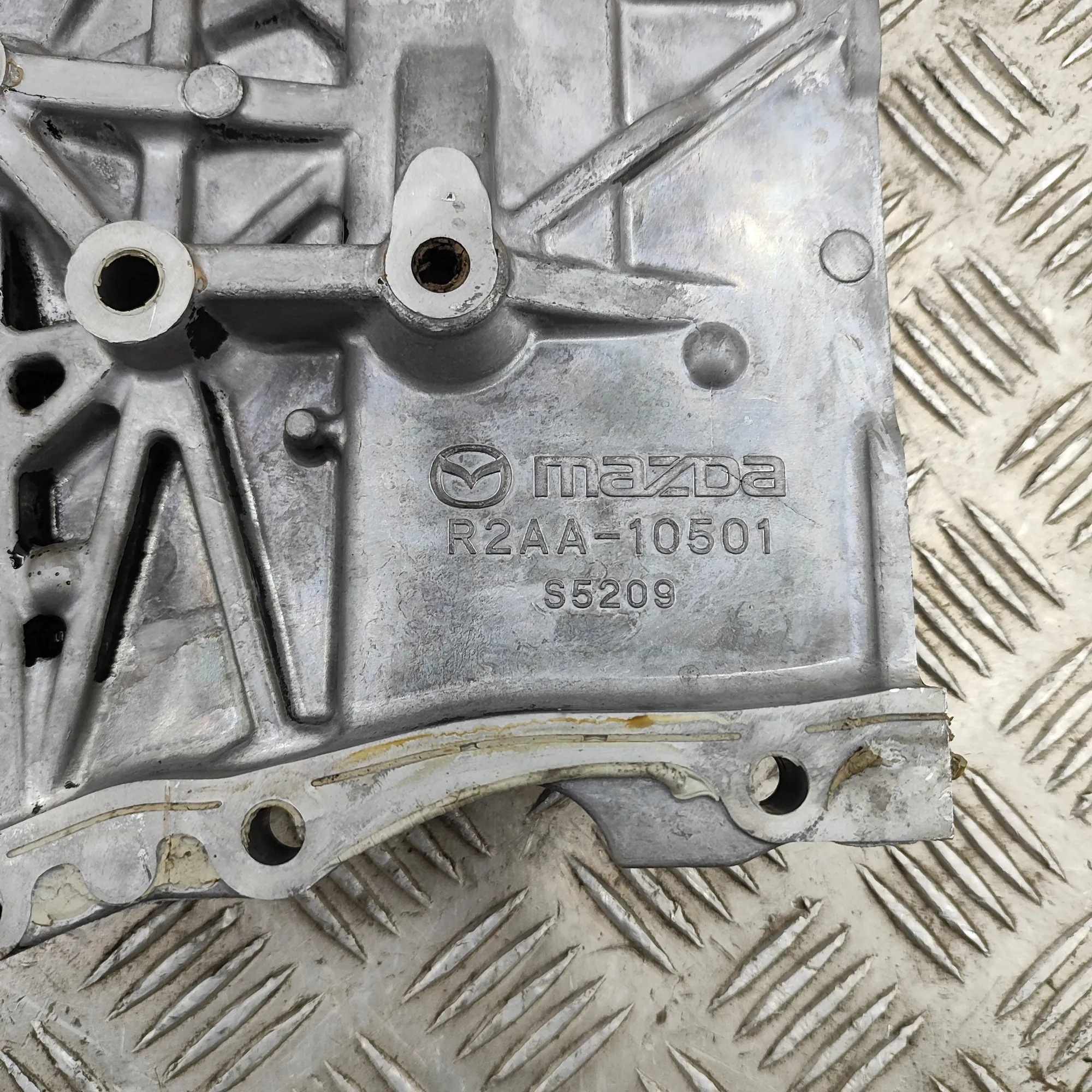 Mazda Steuerkettendeckel OEM R2AA10501 Gebraucht image 6