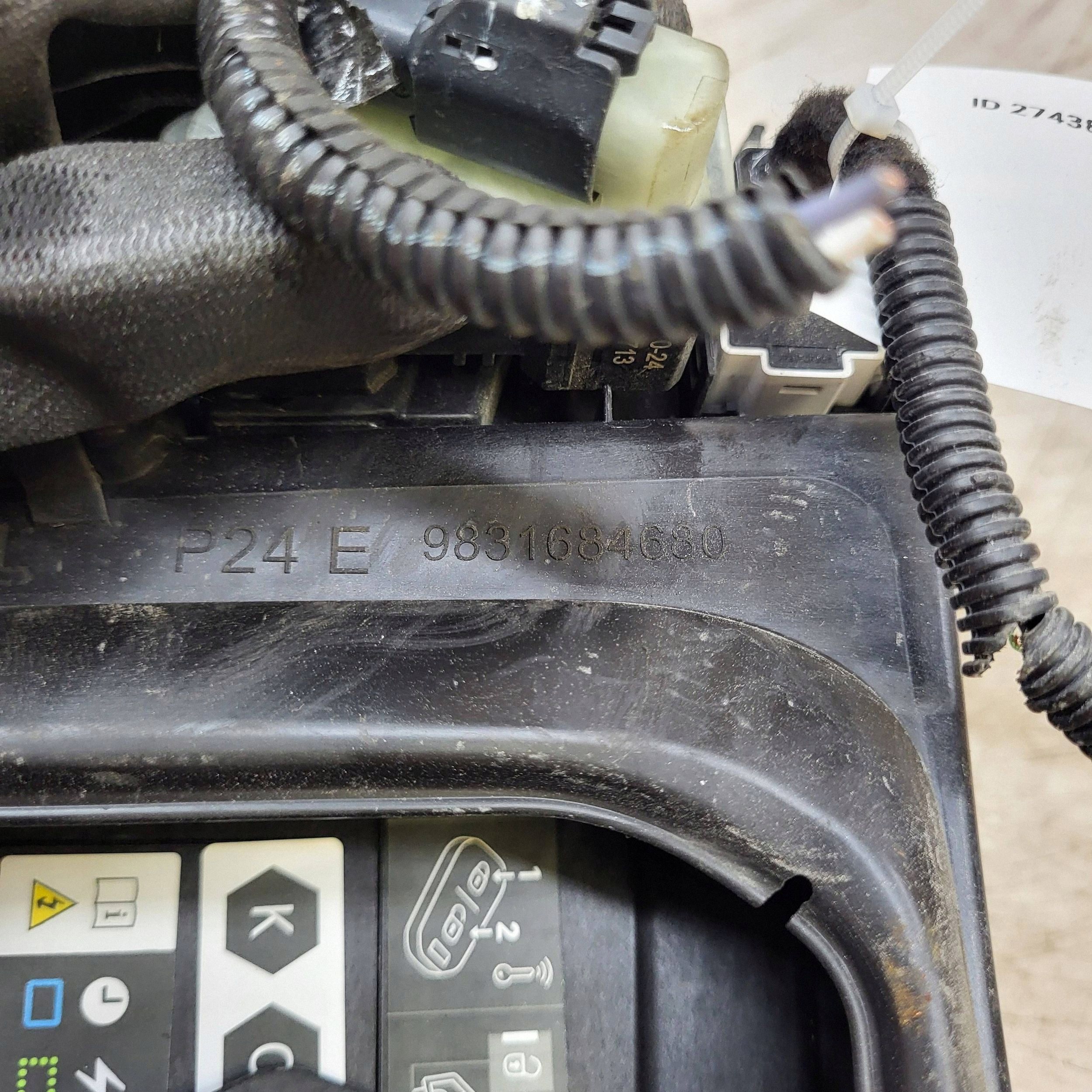 Kraftstoffklappe OEM 9831684680 für Peugeot 2008 II Elektro image 6
