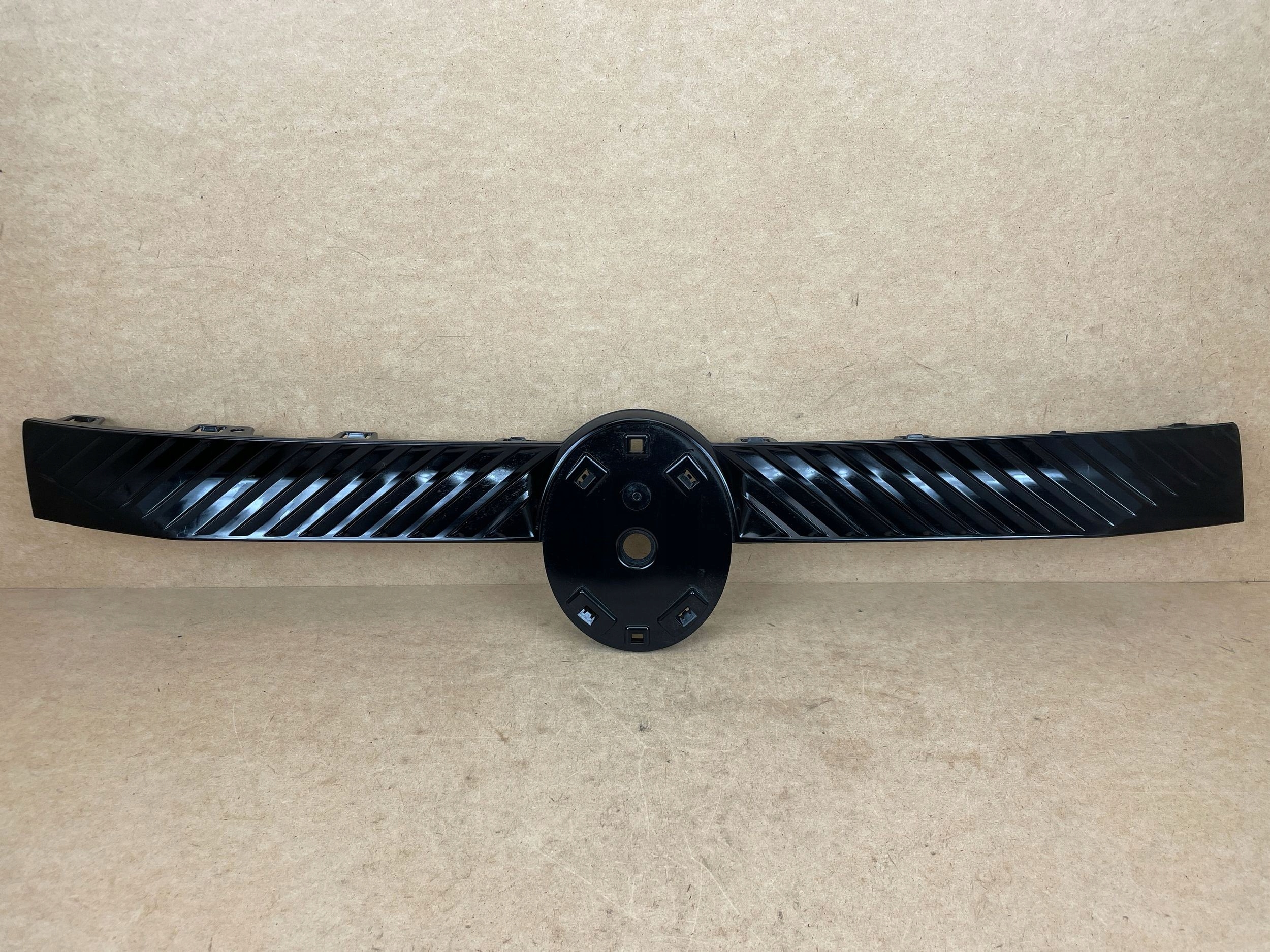 Suporte Logo Citroen C3 IV OEM 9856498680 - Peça Usada image 2
