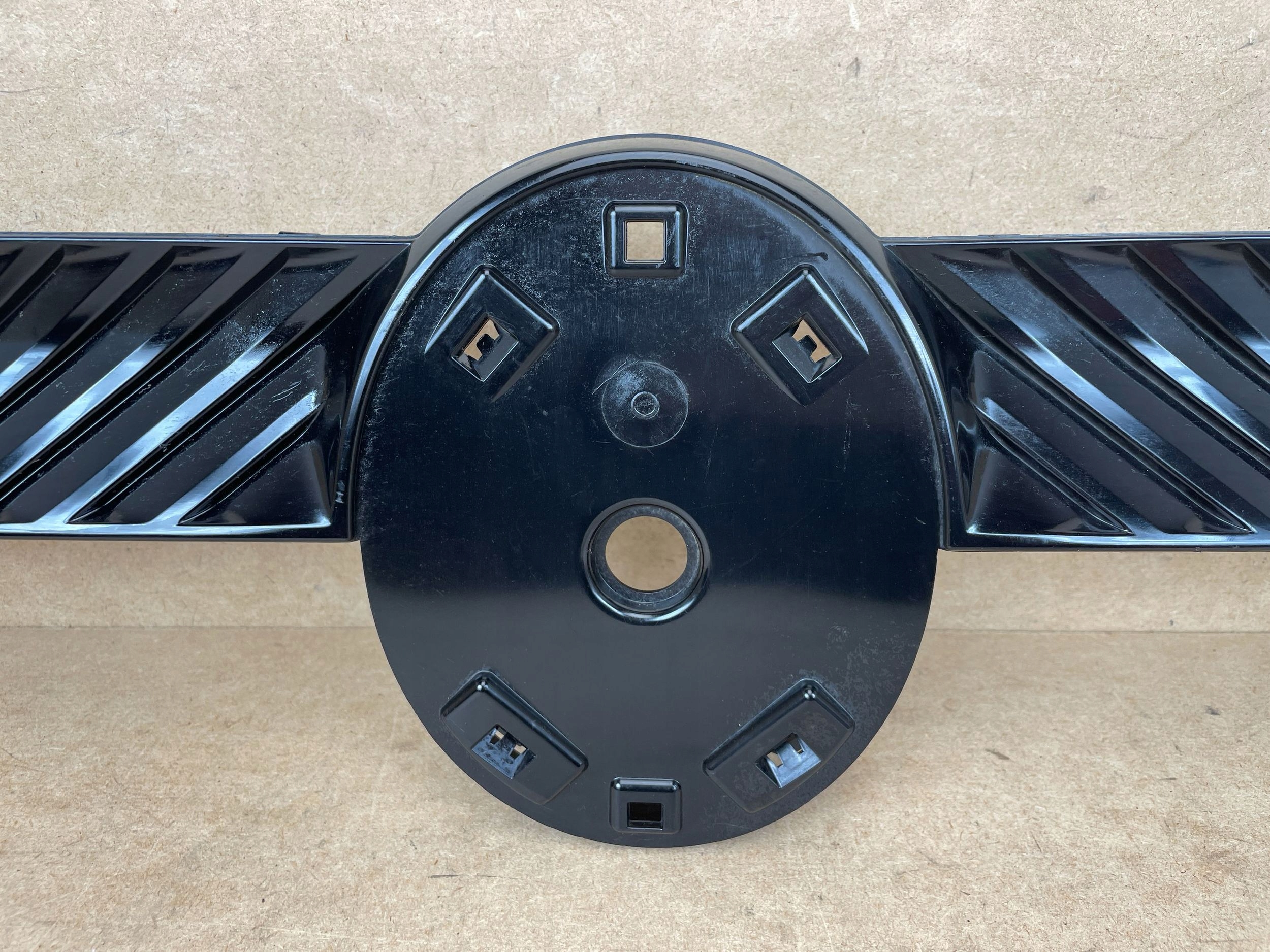 Suporte Logo Citroen C3 IV OEM 9856498680 - Peça Usada image 4