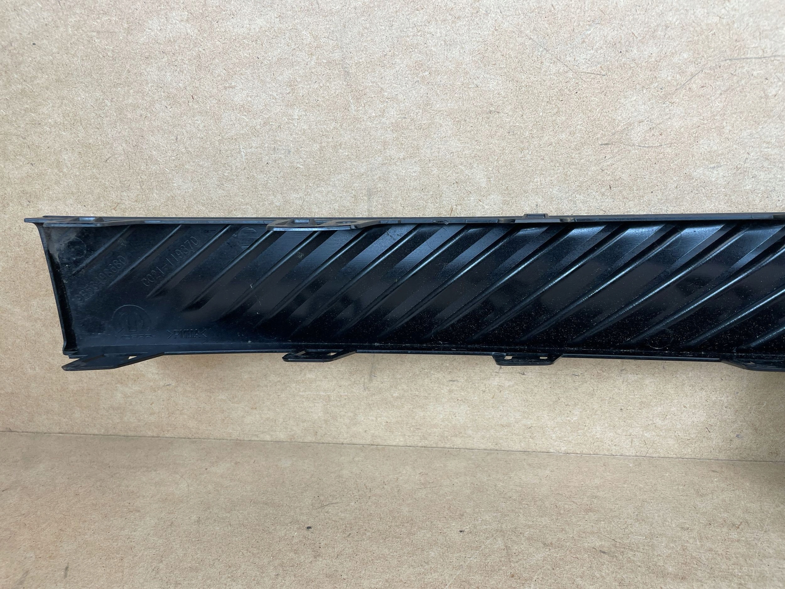 Suporte Logo Citroen C3 IV OEM 9856498680 - Peça Usada image 6