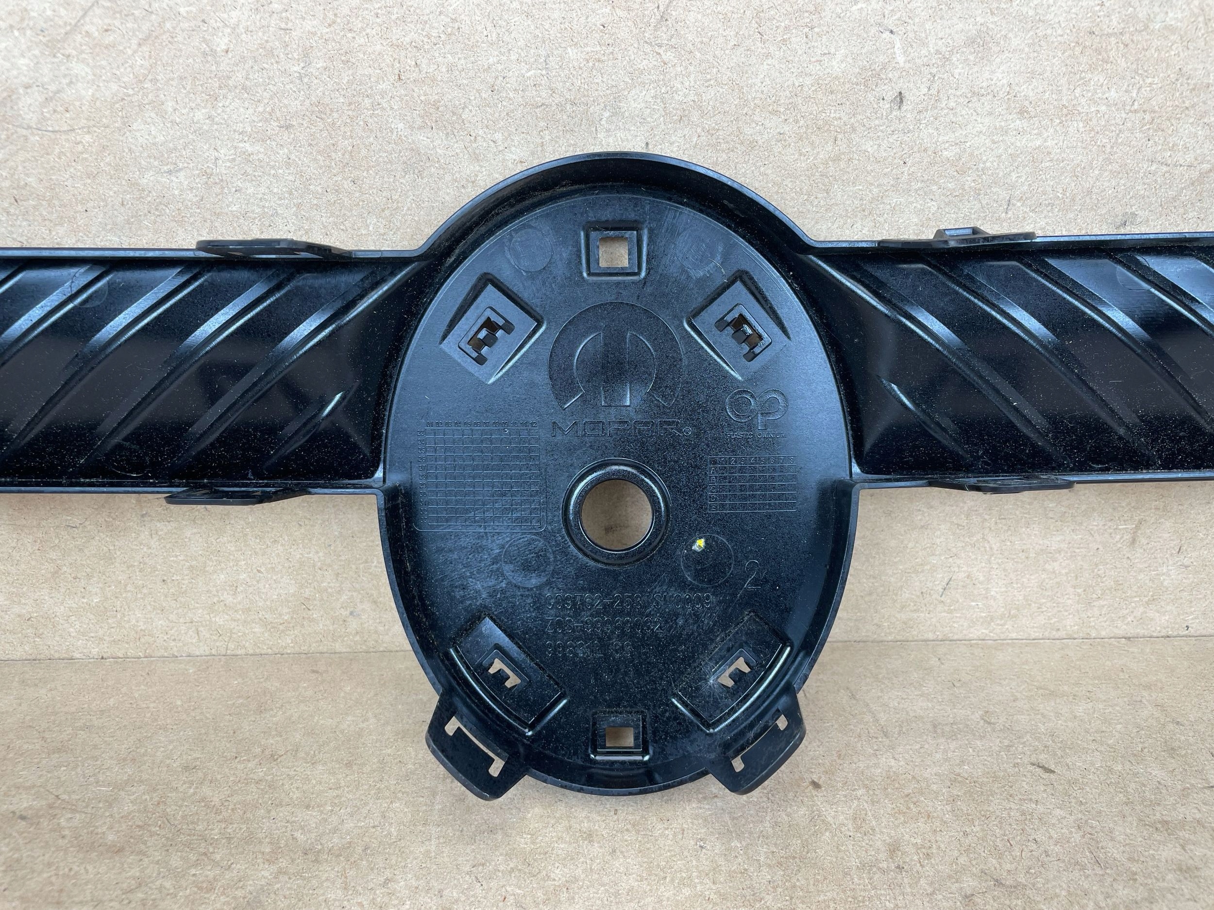 Suporte Logo Citroen C3 IV OEM 9856498680 - Peça Usada image 7