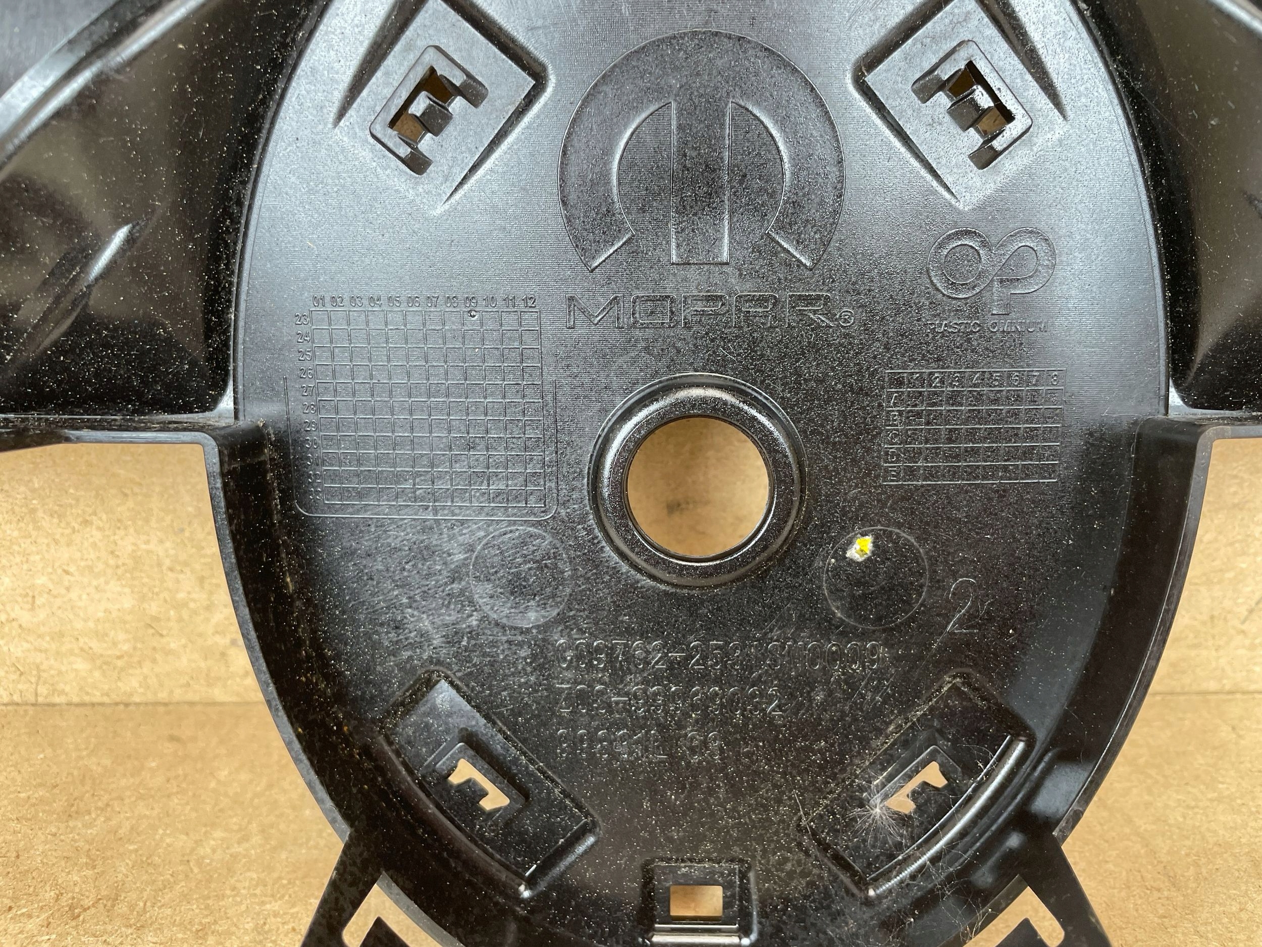 Suporte Logo Citroen C3 IV OEM 9856498680 - Peça Usada image 9