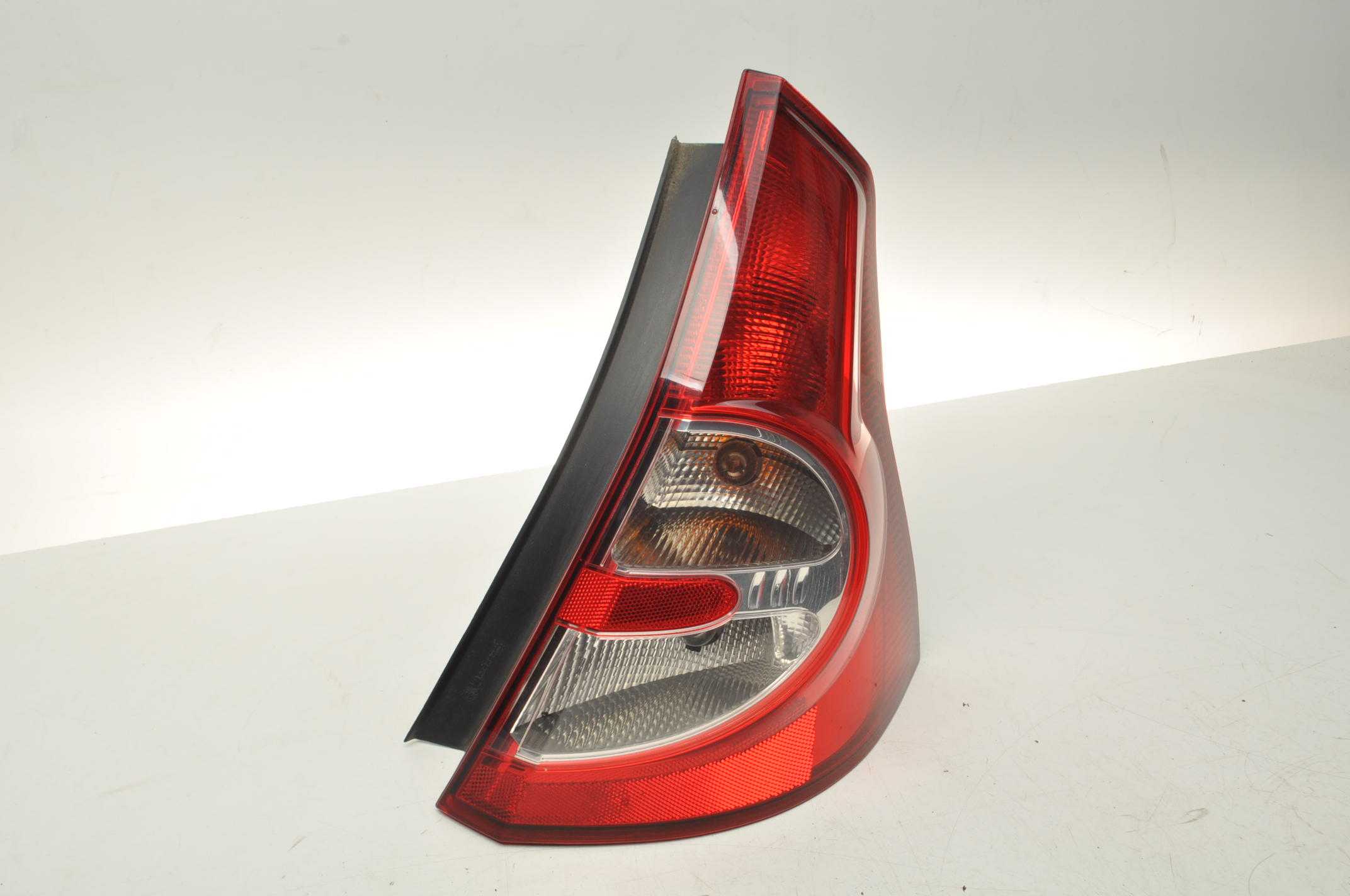 DACIA SANDERO RECHTER ACHTERLAMP 8200734824