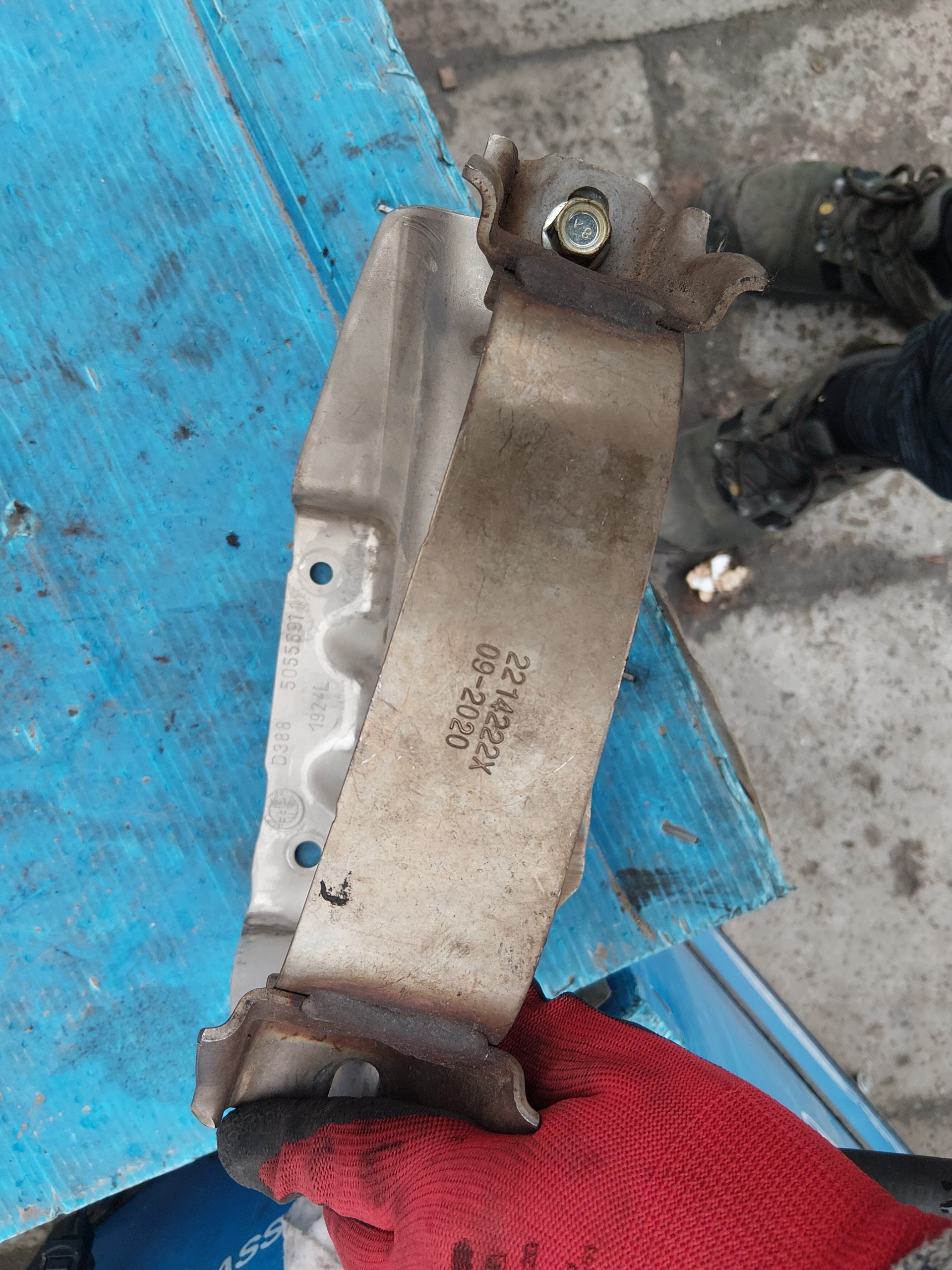 Alfa Romeo Pakoputken kannatin OEM 50556911 - Käytetty