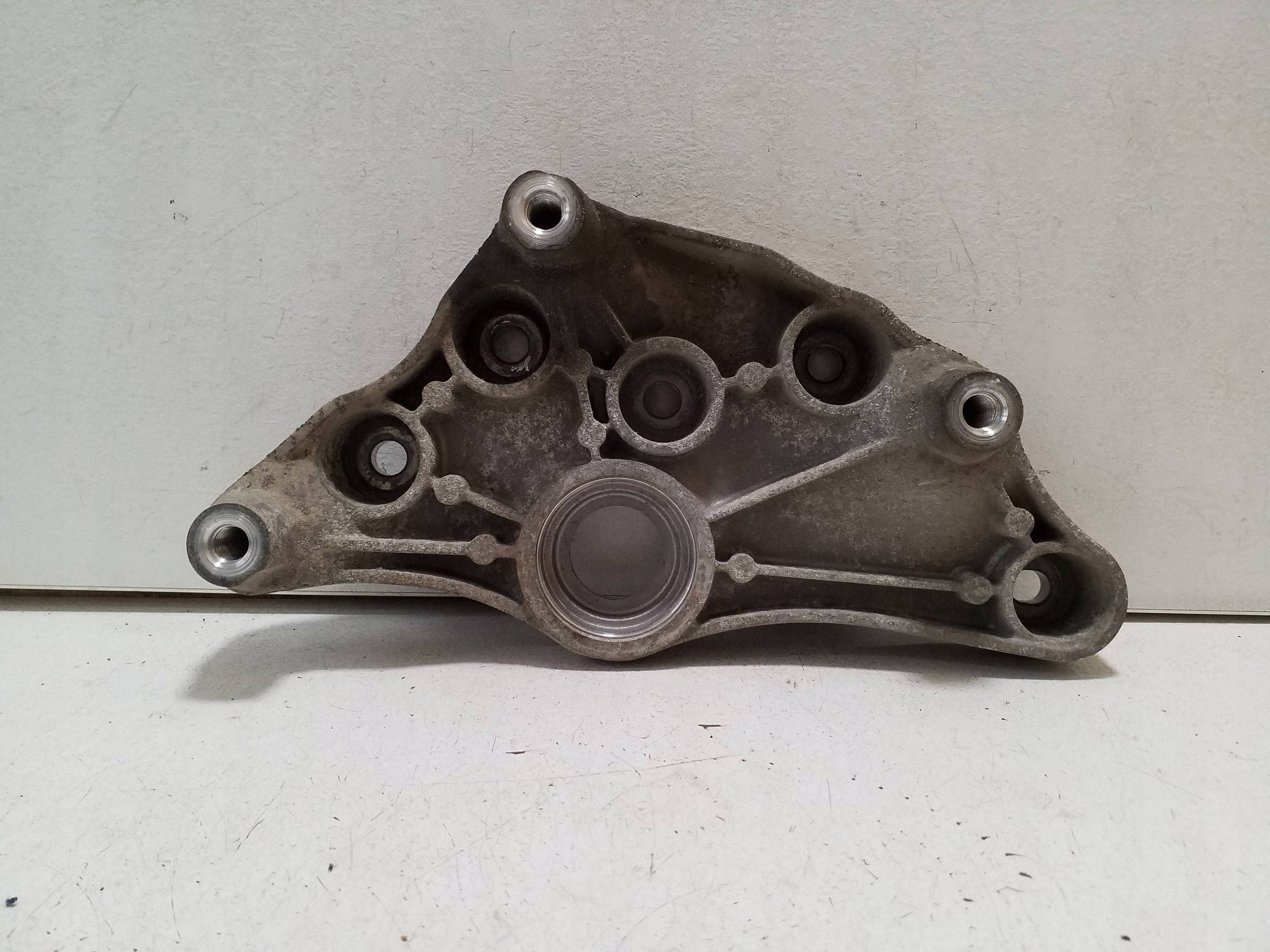 Mercedes-Benz etudifferentiaalin kiinnike OEM A6420140500