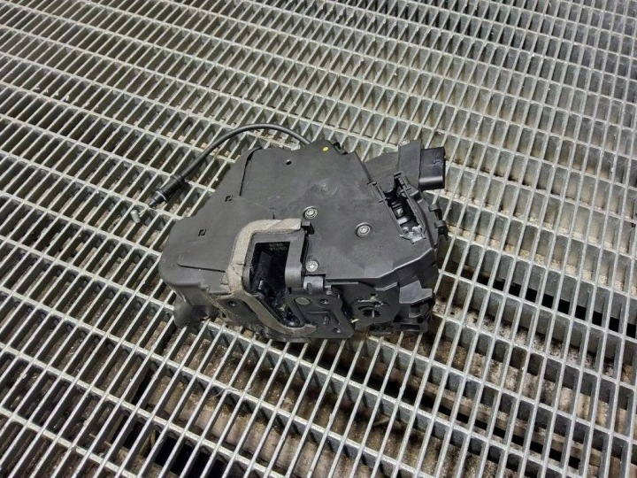 Citroen C4 III e-C4 2024 vasen etuoven lukko