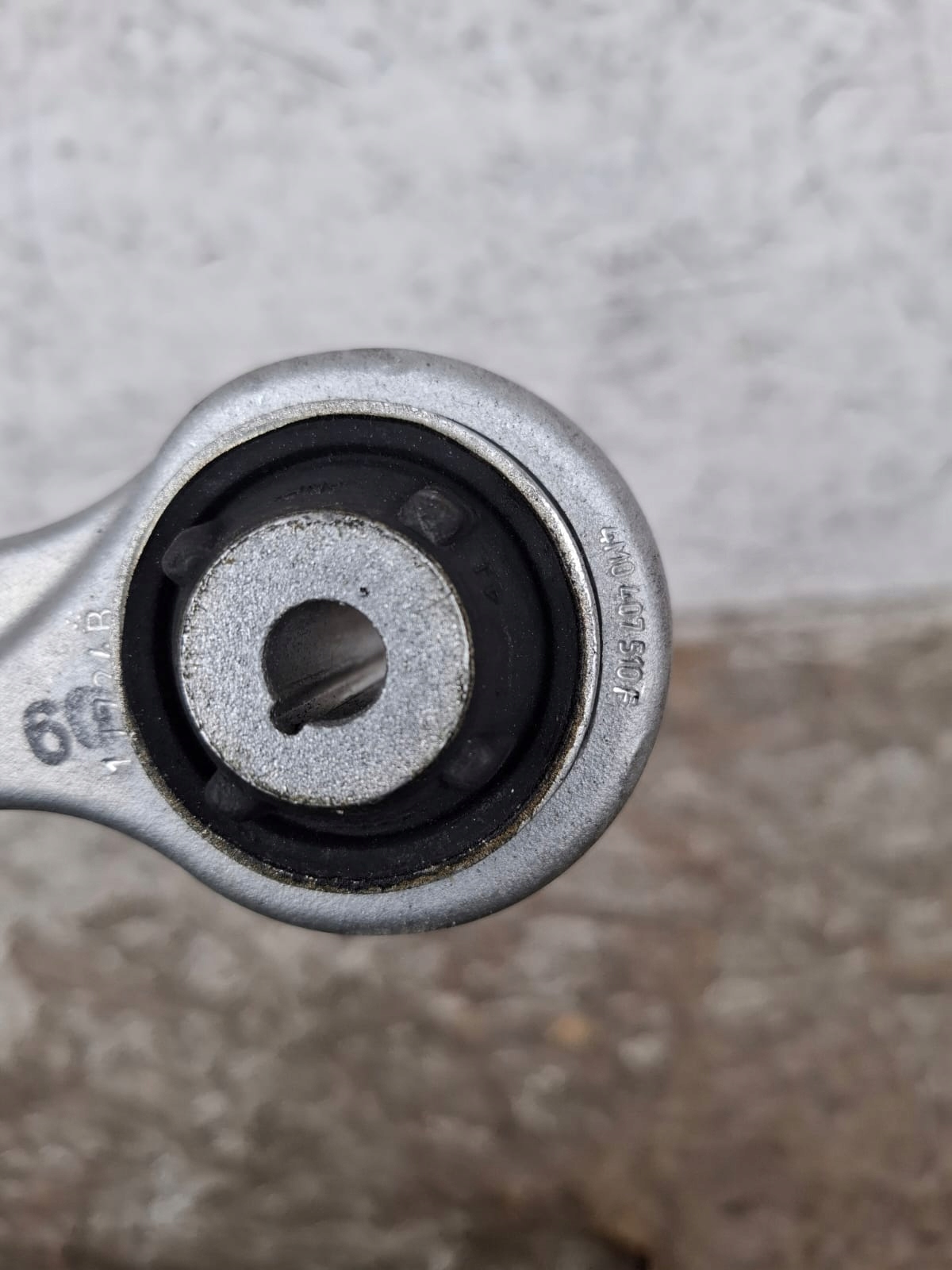 OEM 4M0407505F yläohjausvarret - 2 kappaletta image 3