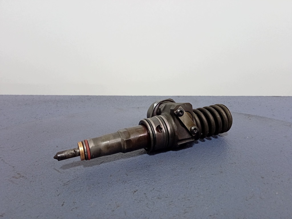 Käytetty VW Jetta 1.0 TDI 140HV ruiskutusmäntä OEM 036130073B