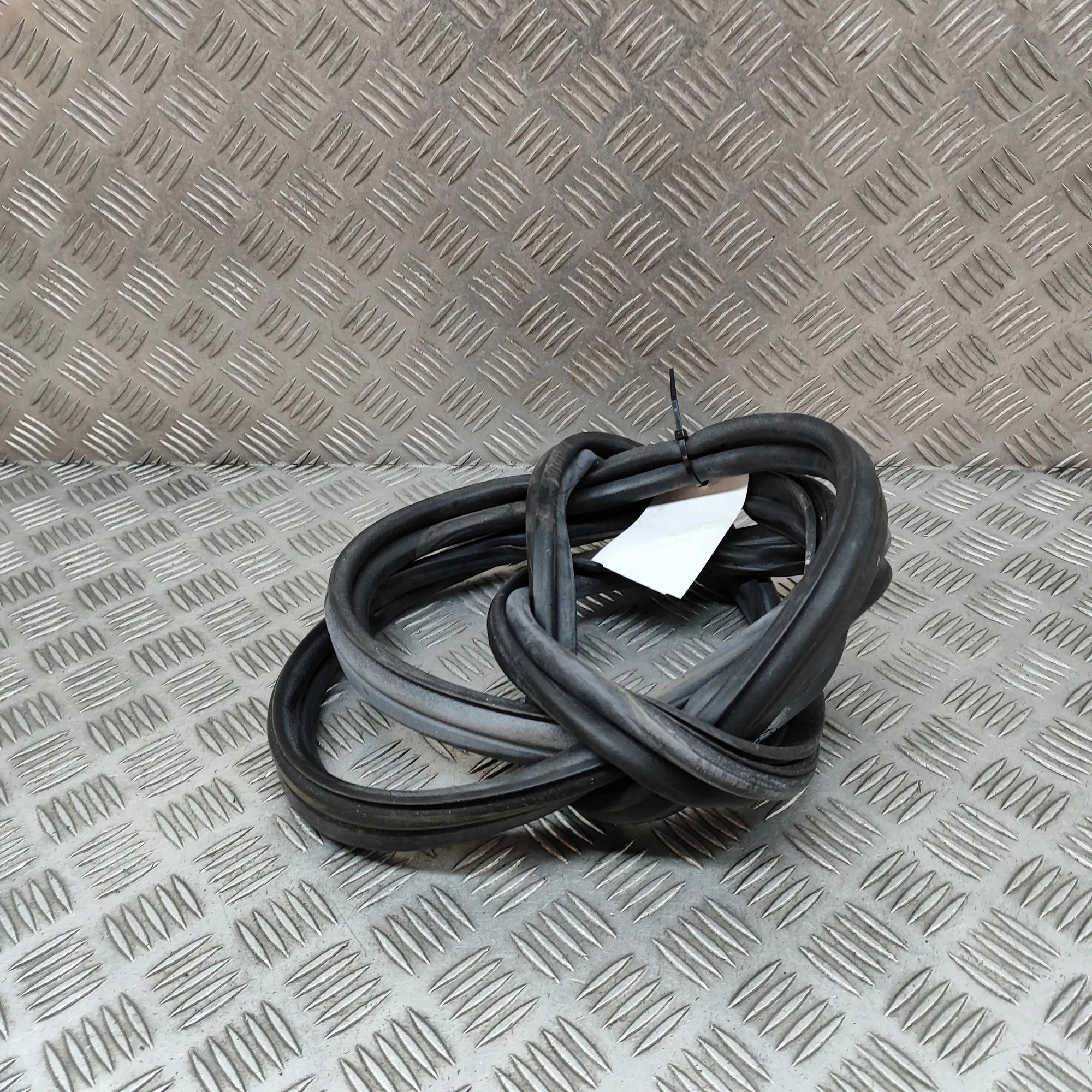 Junta do Capô Motor Porsche OEM 99651161100 - Usado image 3