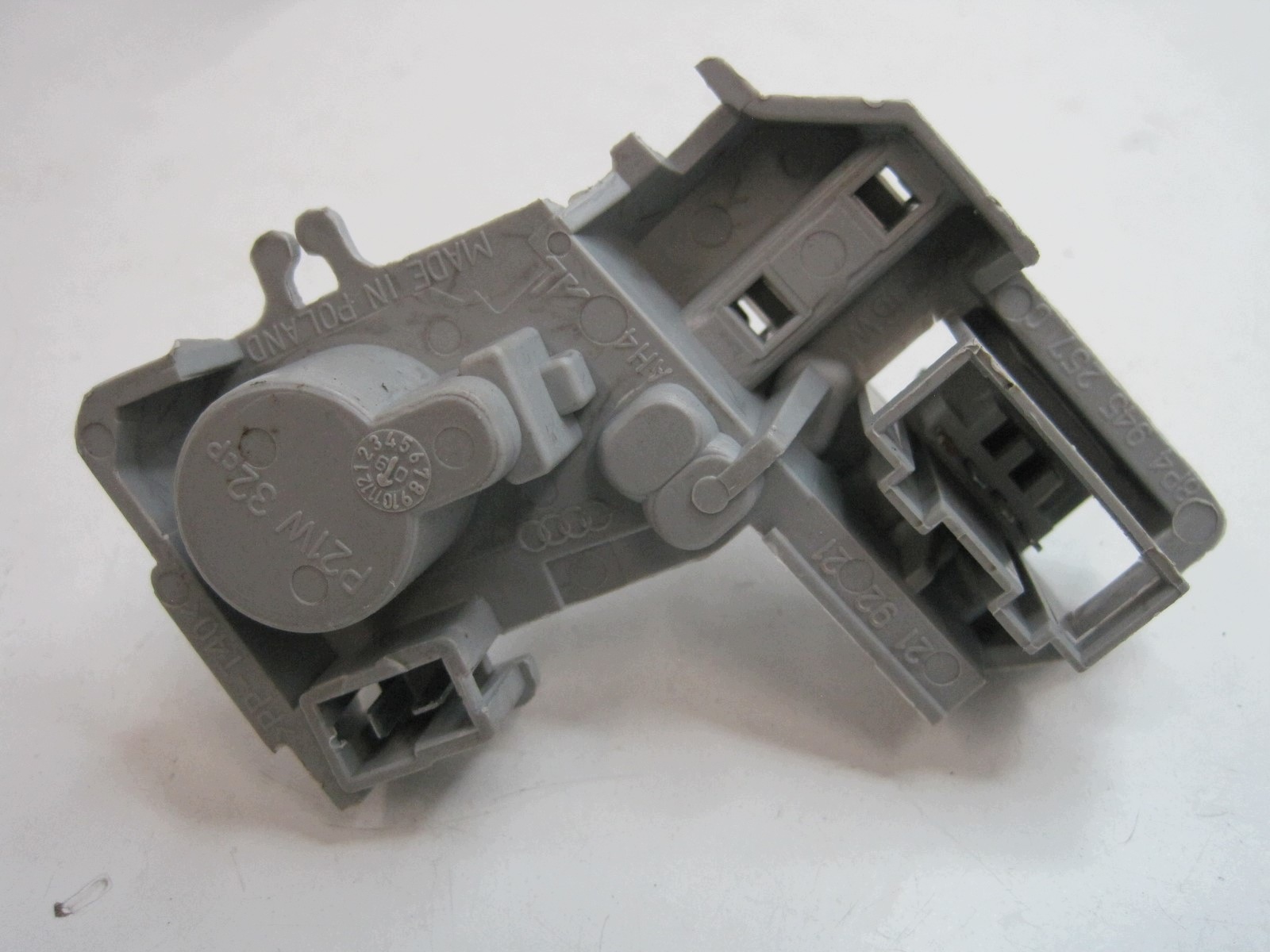 Conector de luz trasera Audi A3 Sportback OEM 8P4945257C image 3