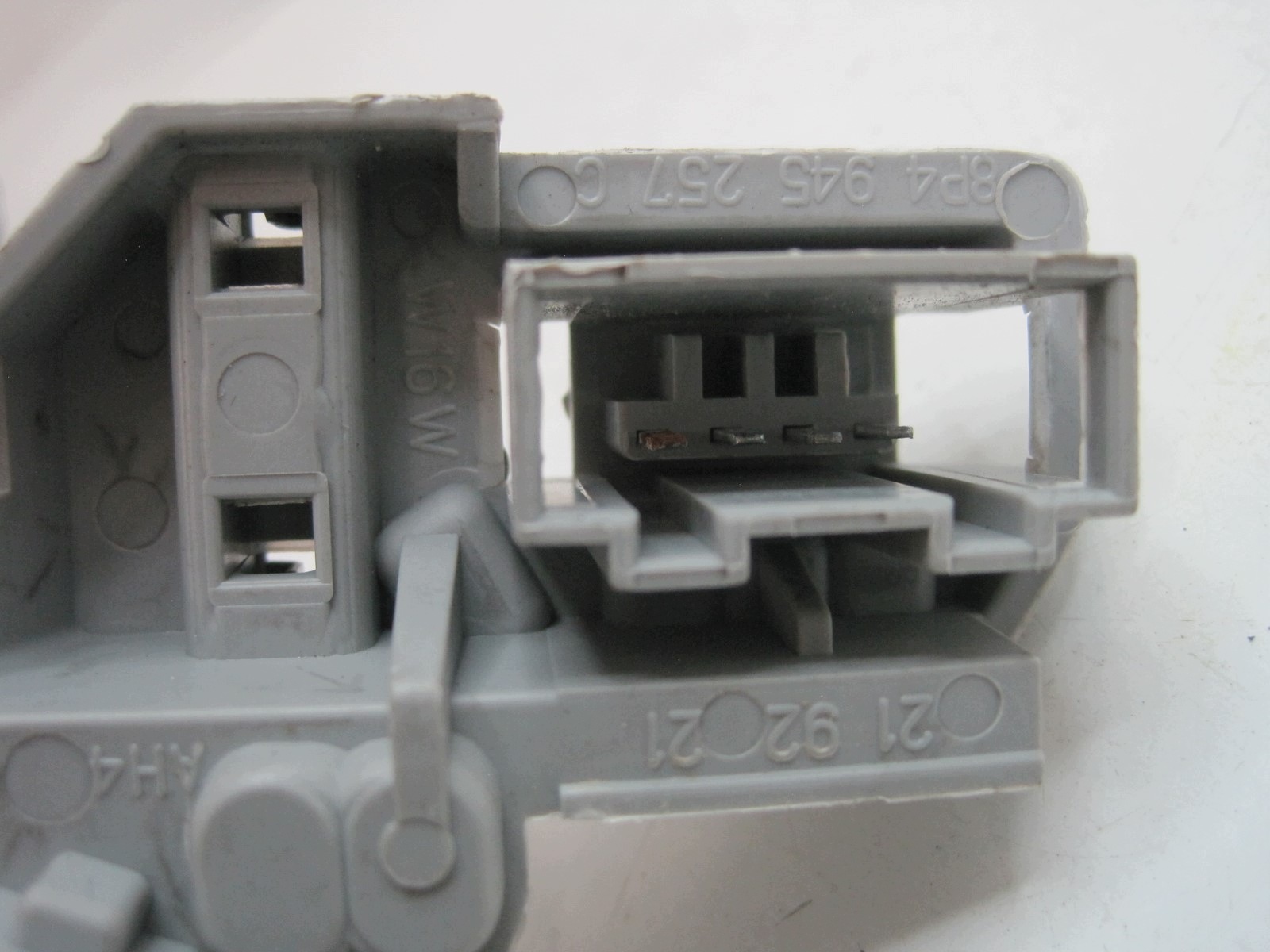 Conector de luz trasera Audi A3 Sportback OEM 8P4945257C image 4