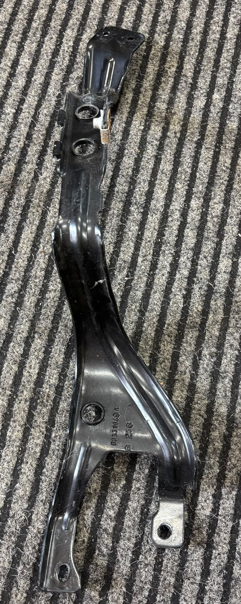 Pesulaitteen Säiliön Kiinnike OEM 68337889AC Jeep Wrangler JL