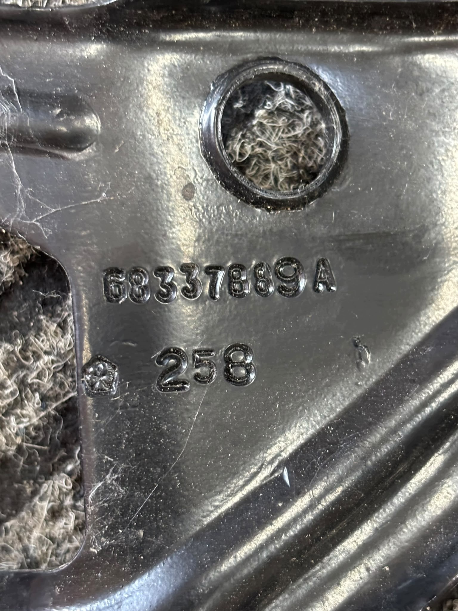 Scheibenwaschanlage Halterung OEM 68337889AC Jeep Wrangler JL image 3