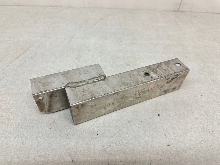 Jäähdyttimen kiinnike BMW 7 F01 F02 F03 F04 8051040 ORYG