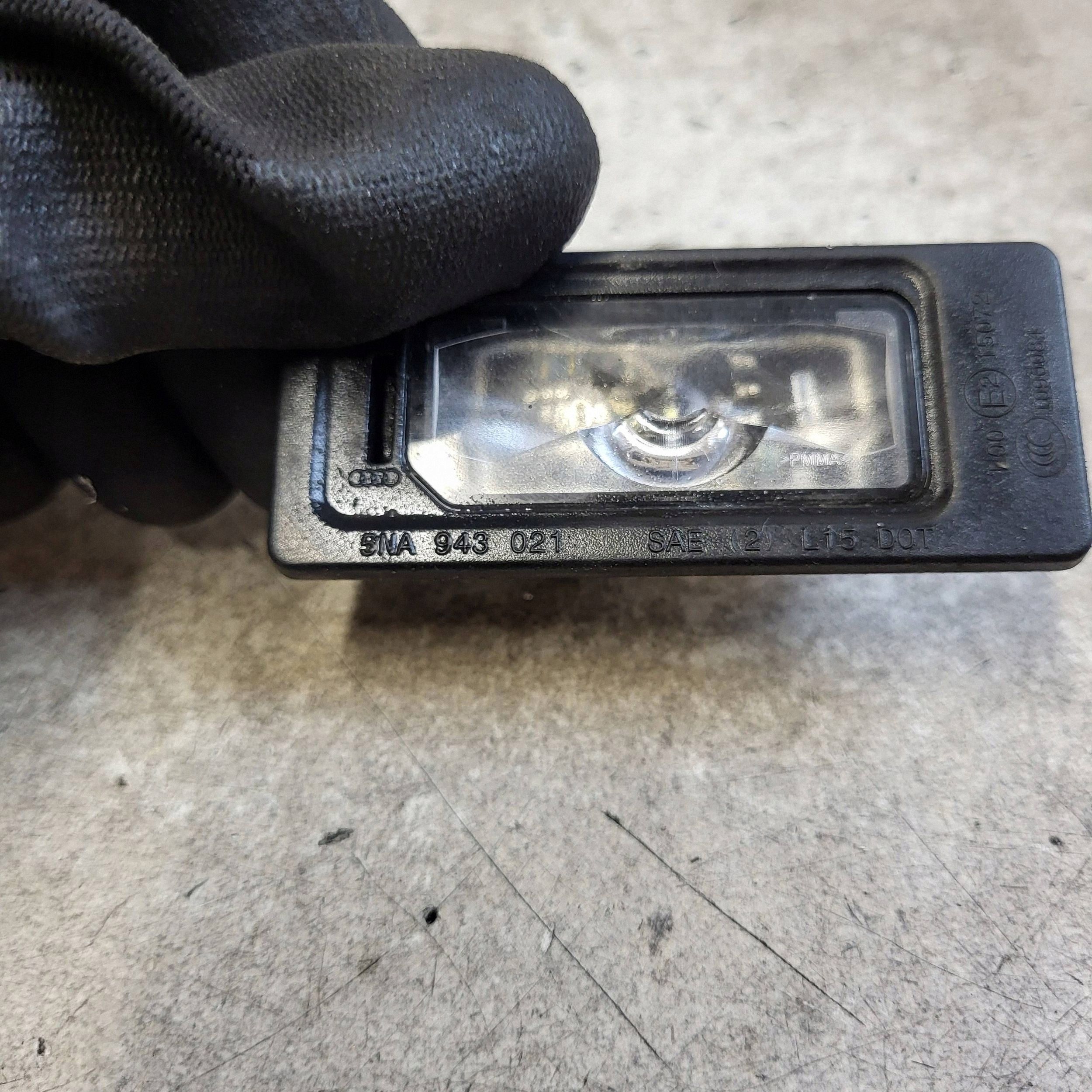 Feu de plaque Audi A1 2023 OEM 5NA943021 image 4