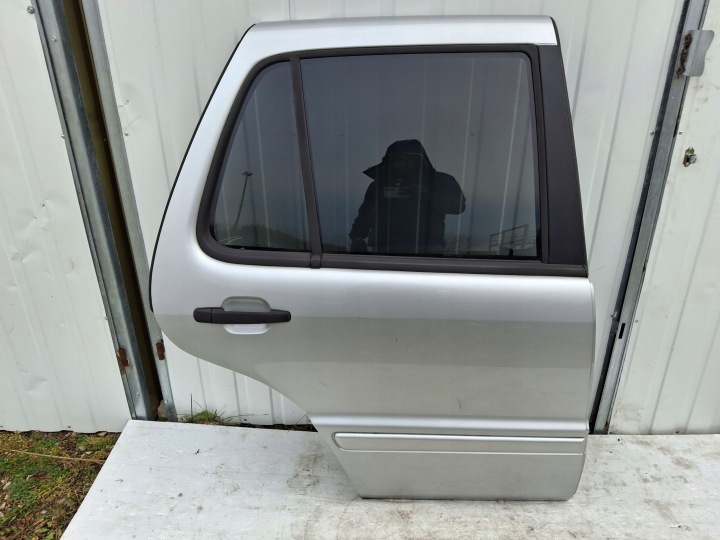 MERCEDES ML W163 Oikea takaovi 744