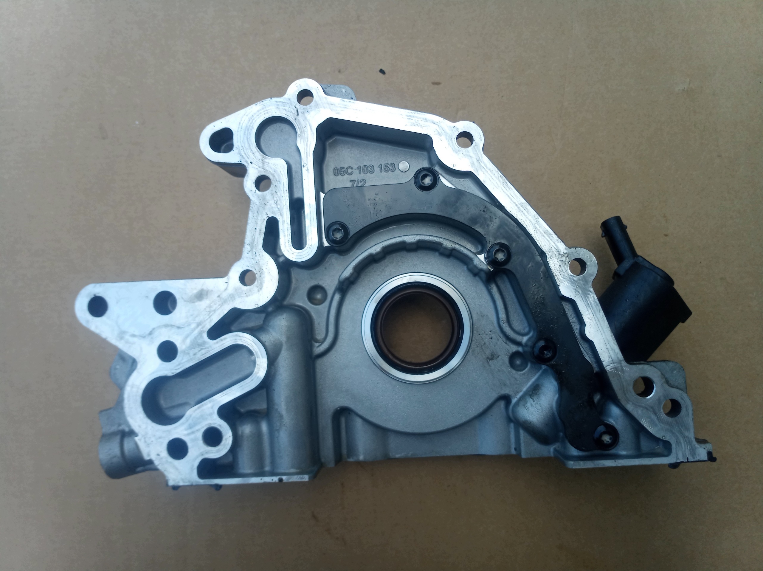 Skoda Scala Öljypumppu OEM 05C103153 1.0 TSI image 3