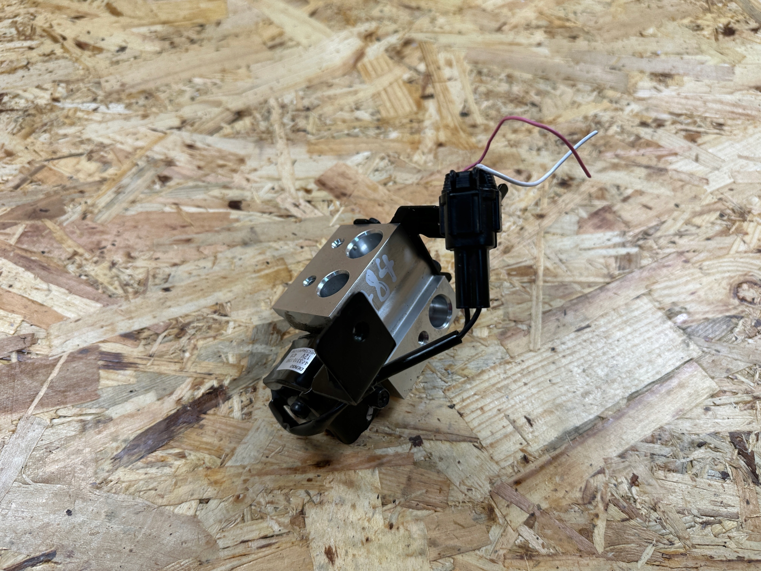 OEM 4433101360 AC laajennusventtiili Nissan Leaf II:lle