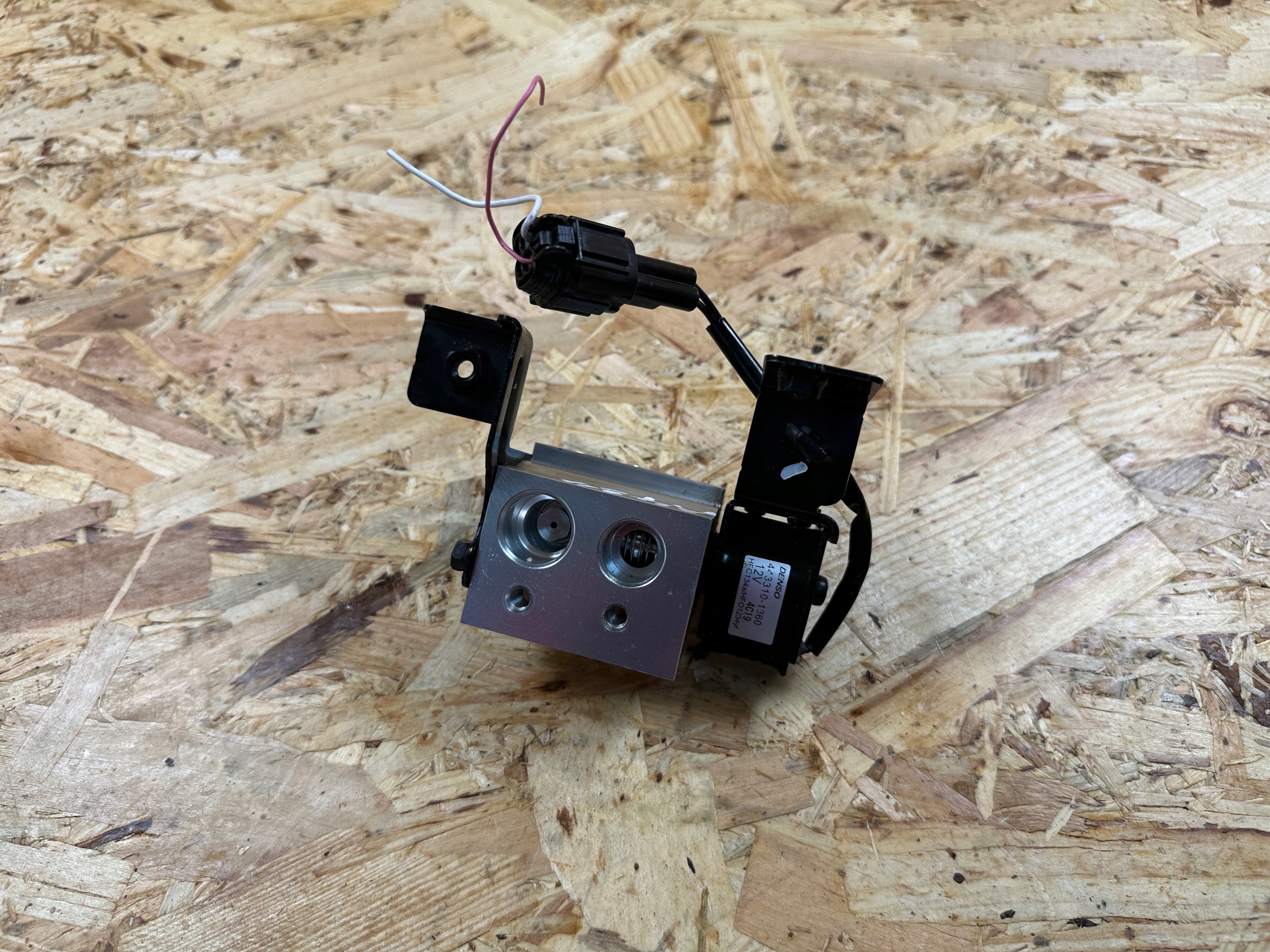 Válvula de expansão AC OEM 4433101360 para Nissan Leaf II image 3