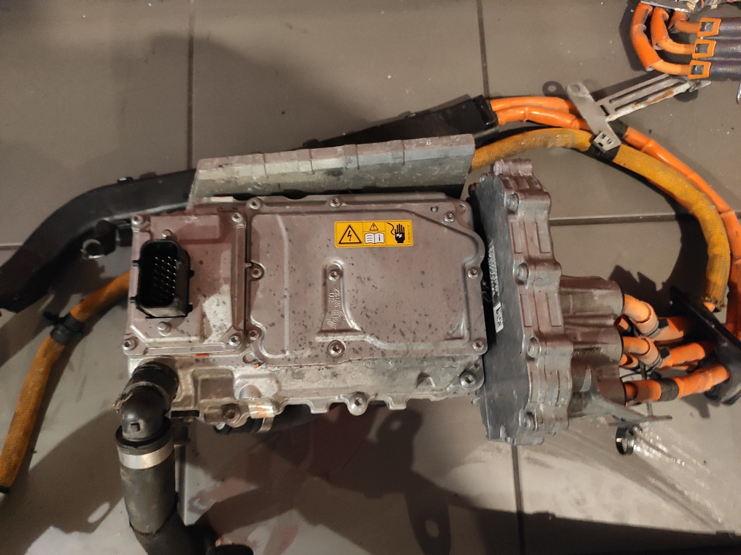 Mercedes-Benz C W205 Spannungswandler OEM A2059000417 image 3