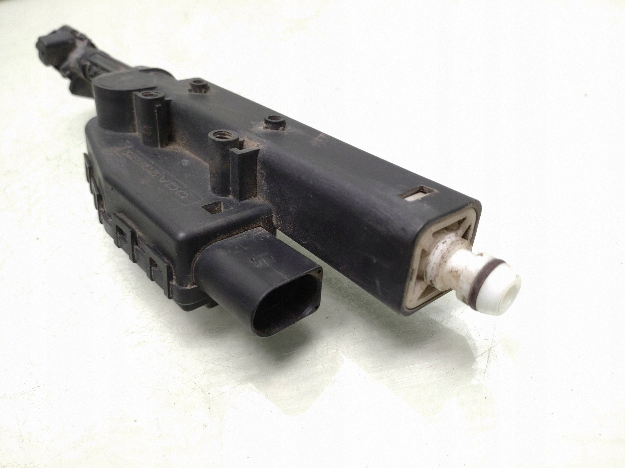 Volvo S80 2008 Buse de lave-phare droite OEM image 5