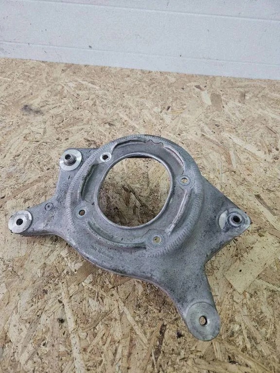 Porsche Macan 95B Vasen Jousituskiinnike OEM 95B412383