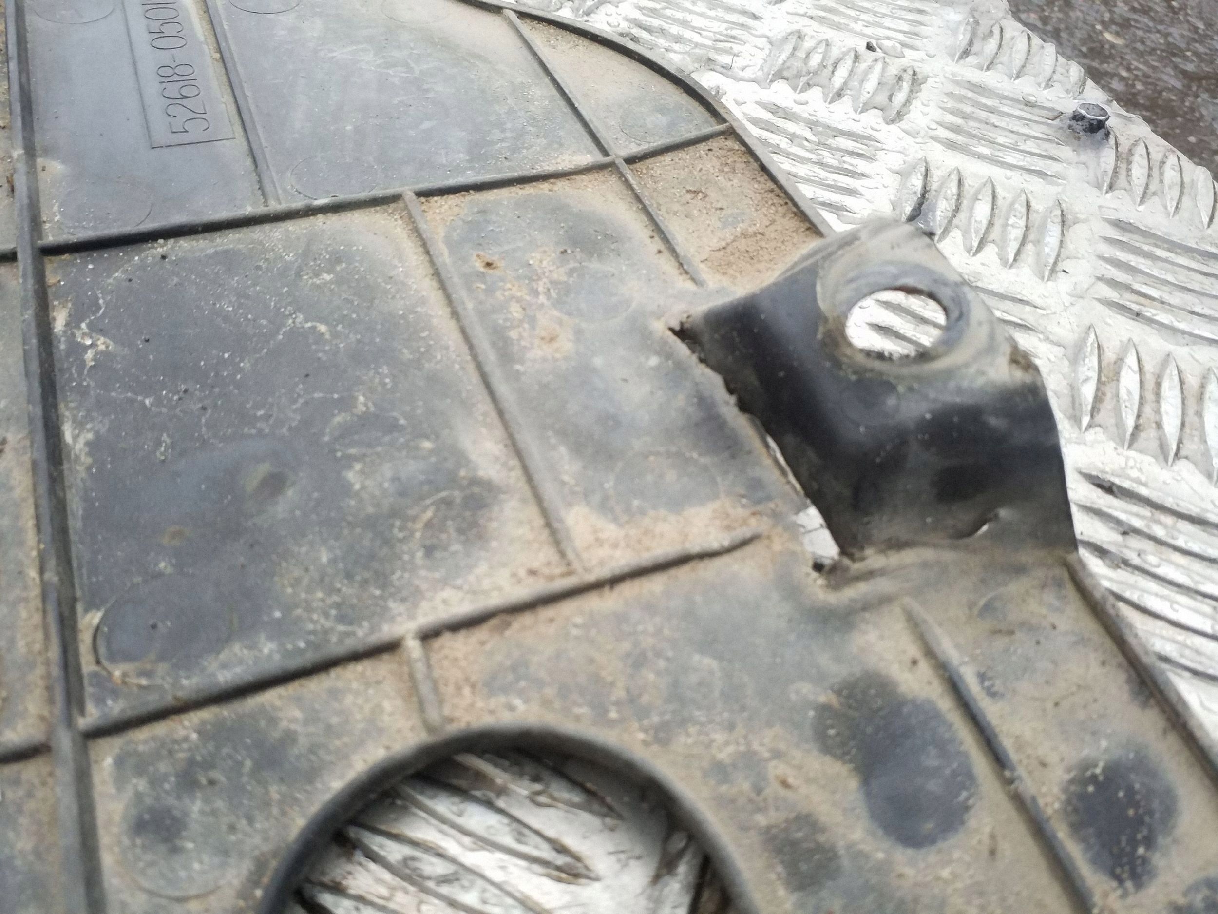 Etupuskuri Toyota Avensis T27 2009-2015 OEM