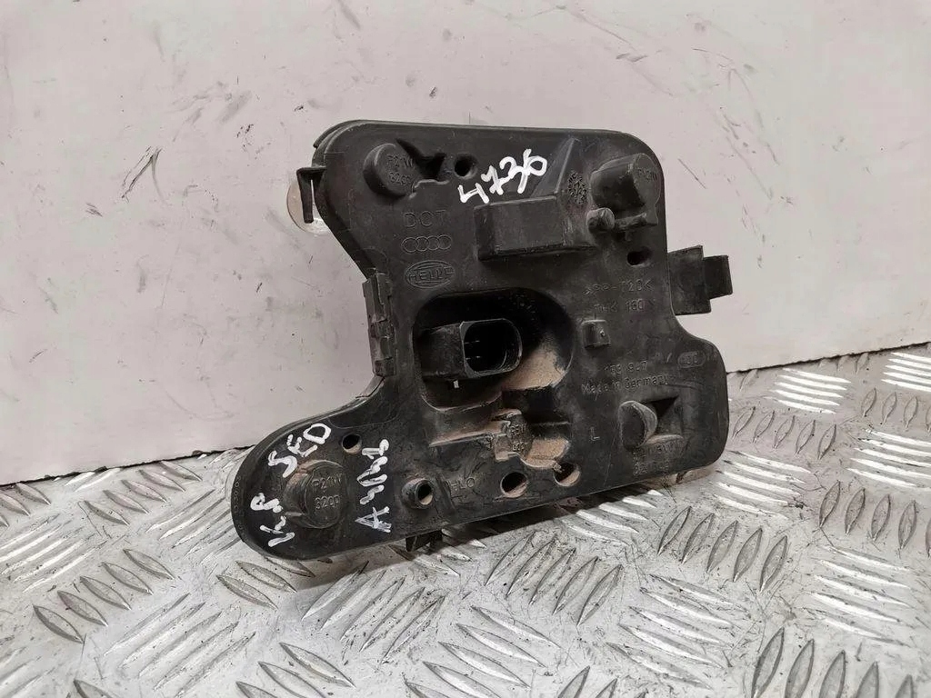 AUDI A4 B6 Sedan Takavalon vasen insert OEM 153947 image 2