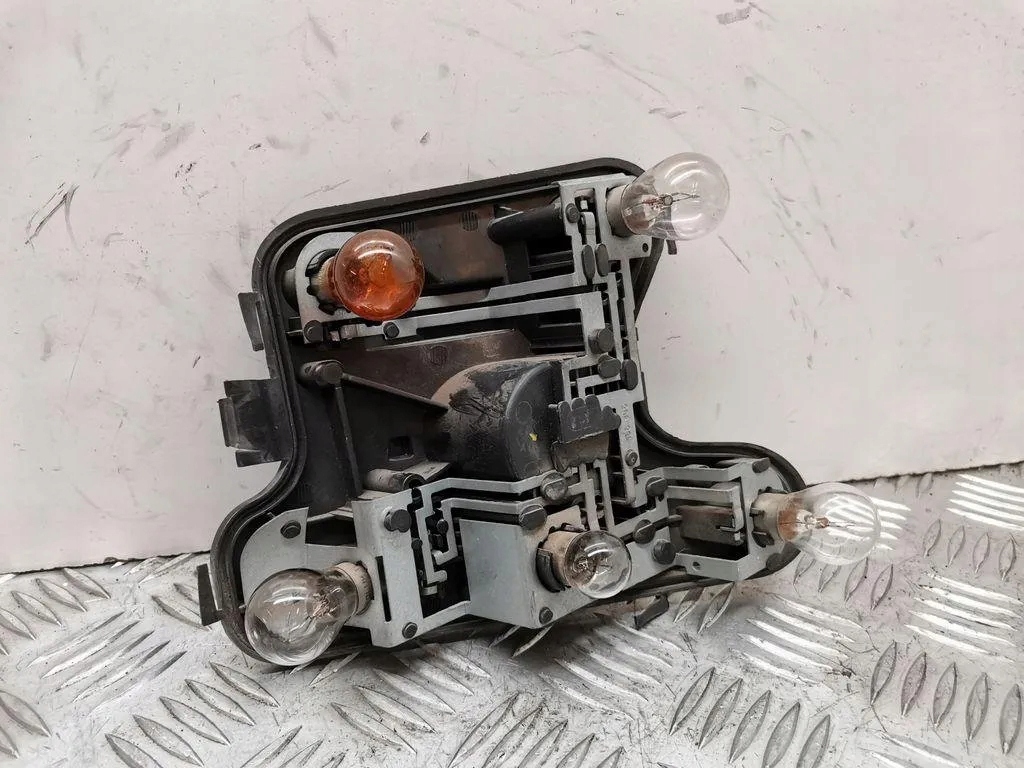 AUDI A4 B6 Sedan Takavalon vasen insert OEM 153947