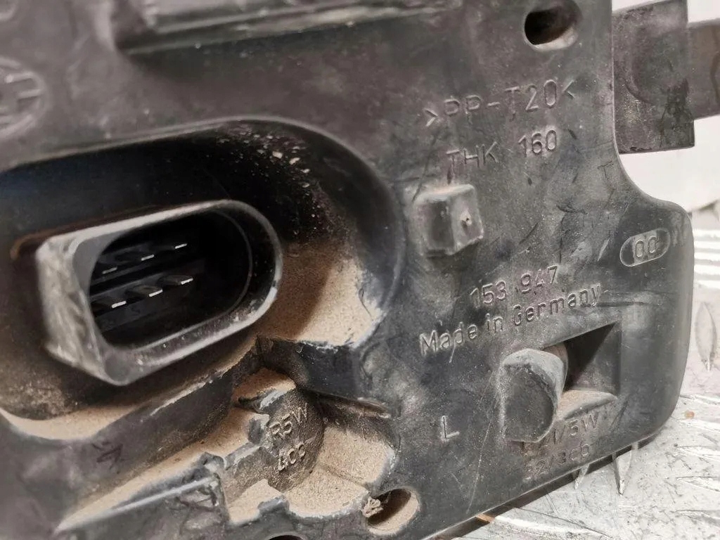 AUDI A4 B6 Sedan Takavalon vasen insert OEM 153947 image 3
